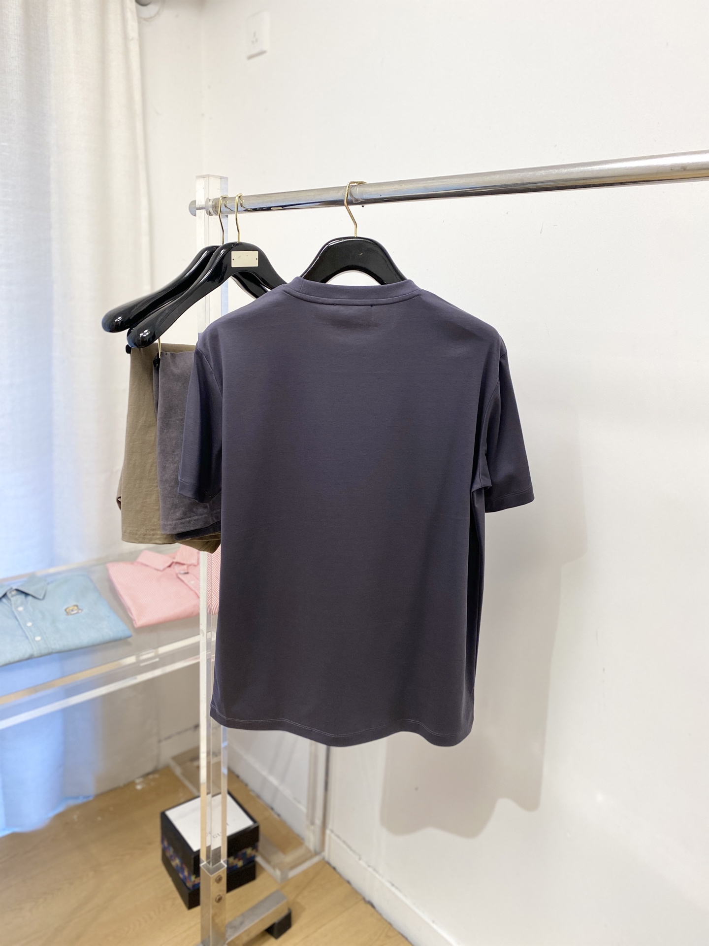 Kiton、2026新品短袖T恤，帅气时尚，胸前刺绣五金装饰字母logo，简约百搭款。面料棉 不仅挺括，