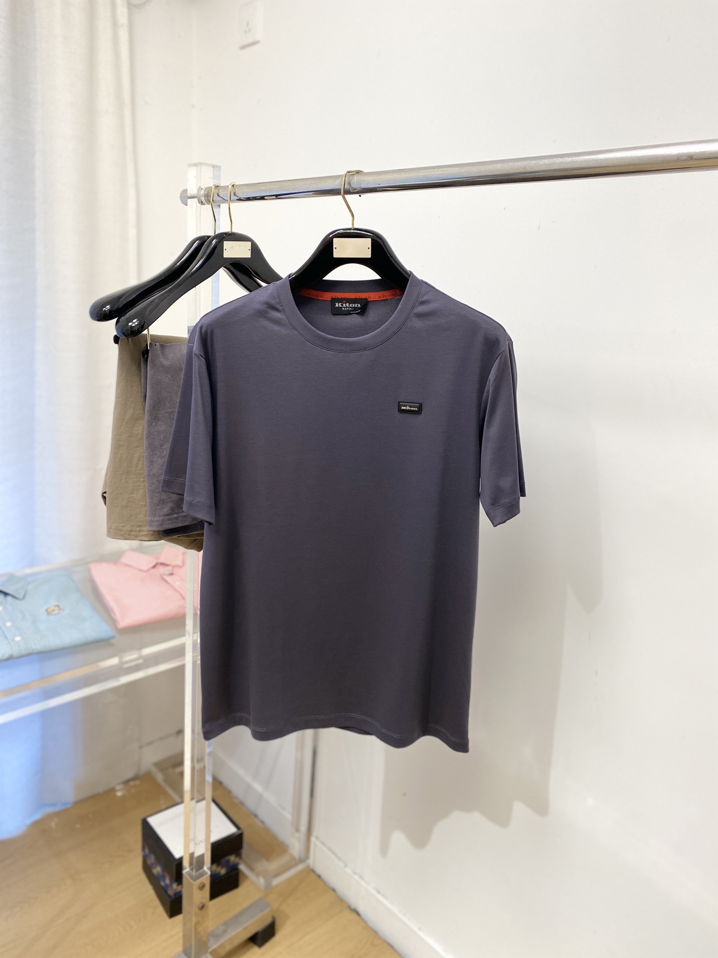 Kiton、2026新品短袖T恤，帅气时尚，胸前刺绣五金装饰字母logo，简约百搭款。面料棉 不仅挺括，