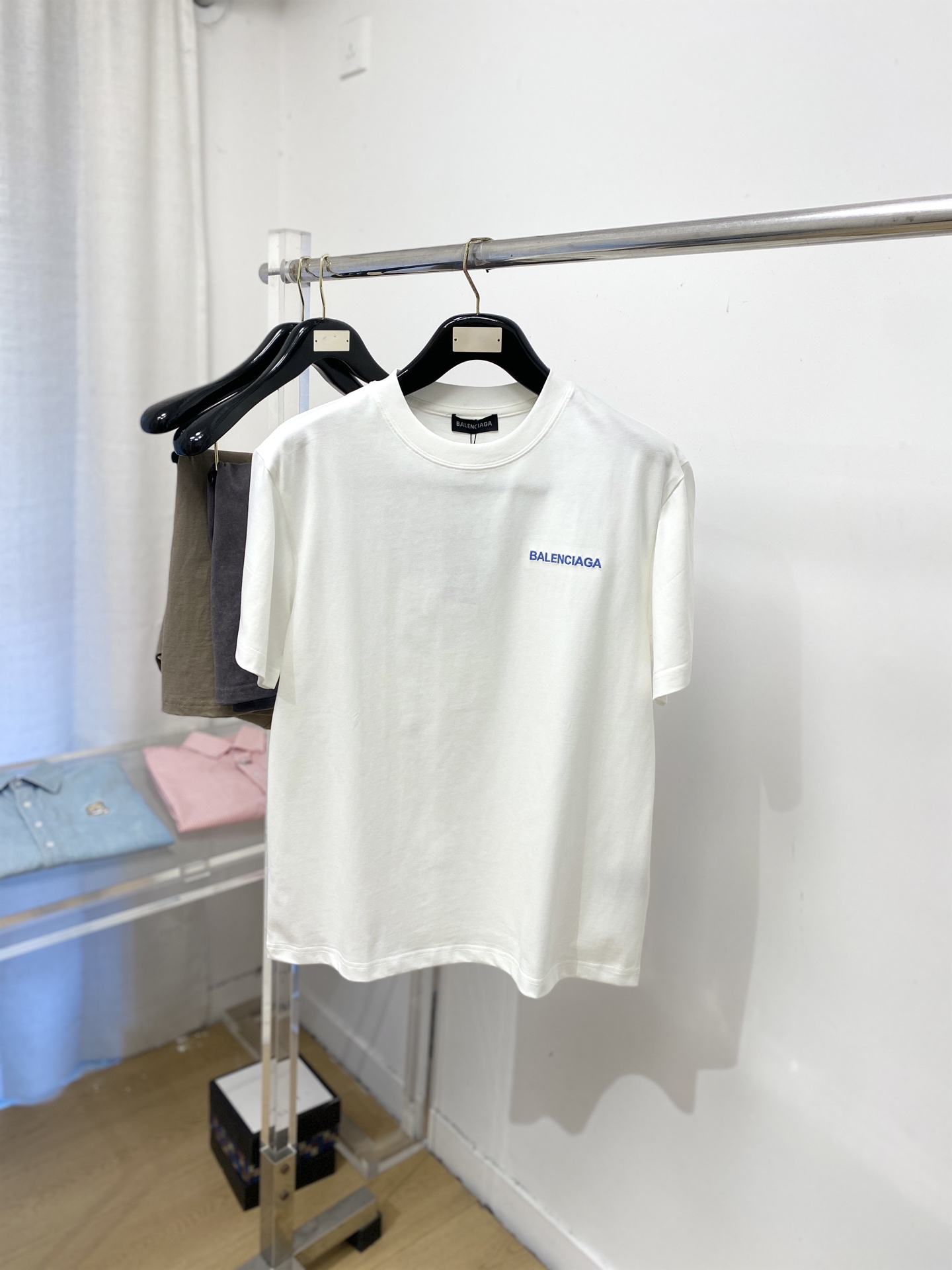 NO:759127,Balenciaga, 2026 new short-sleeved T-shirt, handsome and fashionable, exquisite embroidered letter logo on the chest, simple and versatile. The fabric cotton is not only crisp and maintains the trendy silhouette, but also comfortable to wear, and the yarn is more delicate. Size M-3XL, balenciaga, T-shirt, tees, t-shirt,19860909巴黎世家、2026新品短袖T恤,帅气时尚,胸前精致刺绣字母logo,简约百搭款.面料棉 不仅挺括,保持潮流的廓形,又穿着舒适,纱织更细腻,码数M-3XL,,balenciaga,T-shirt,tees，t-shirt,,Men's clothing