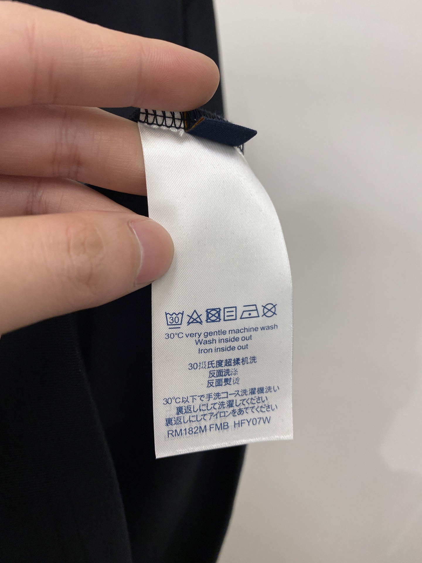 路易威登、2026新品短袖T恤，帅气时尚，胸前精致刺绣字母图案logo，简约百搭款。面料棉 不仅挺括，保