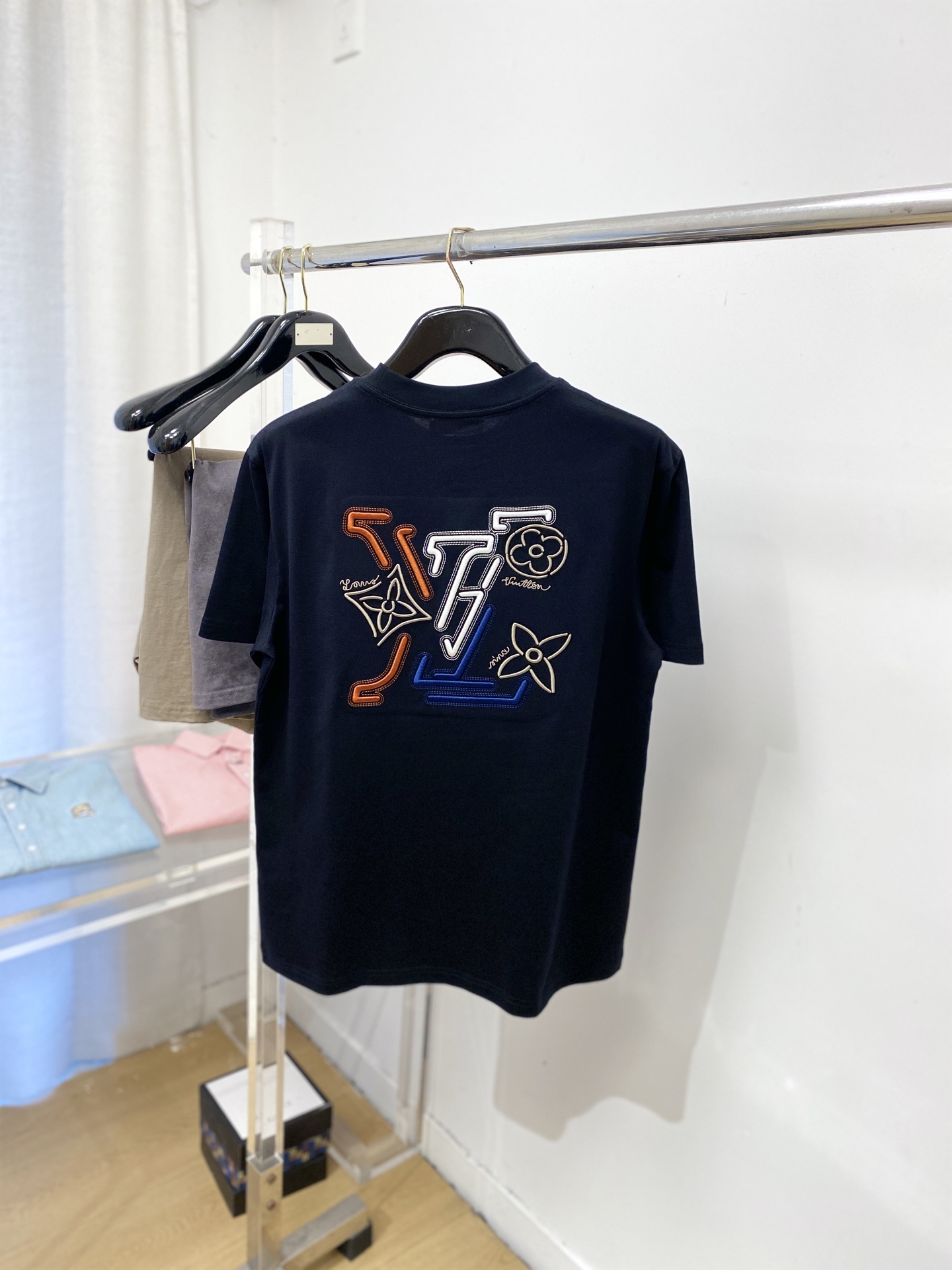 路易威登、2026新品短袖T恤，帅气时尚，胸前精致刺绣字母图案logo，简约百搭款。面料棉 不仅挺括，保