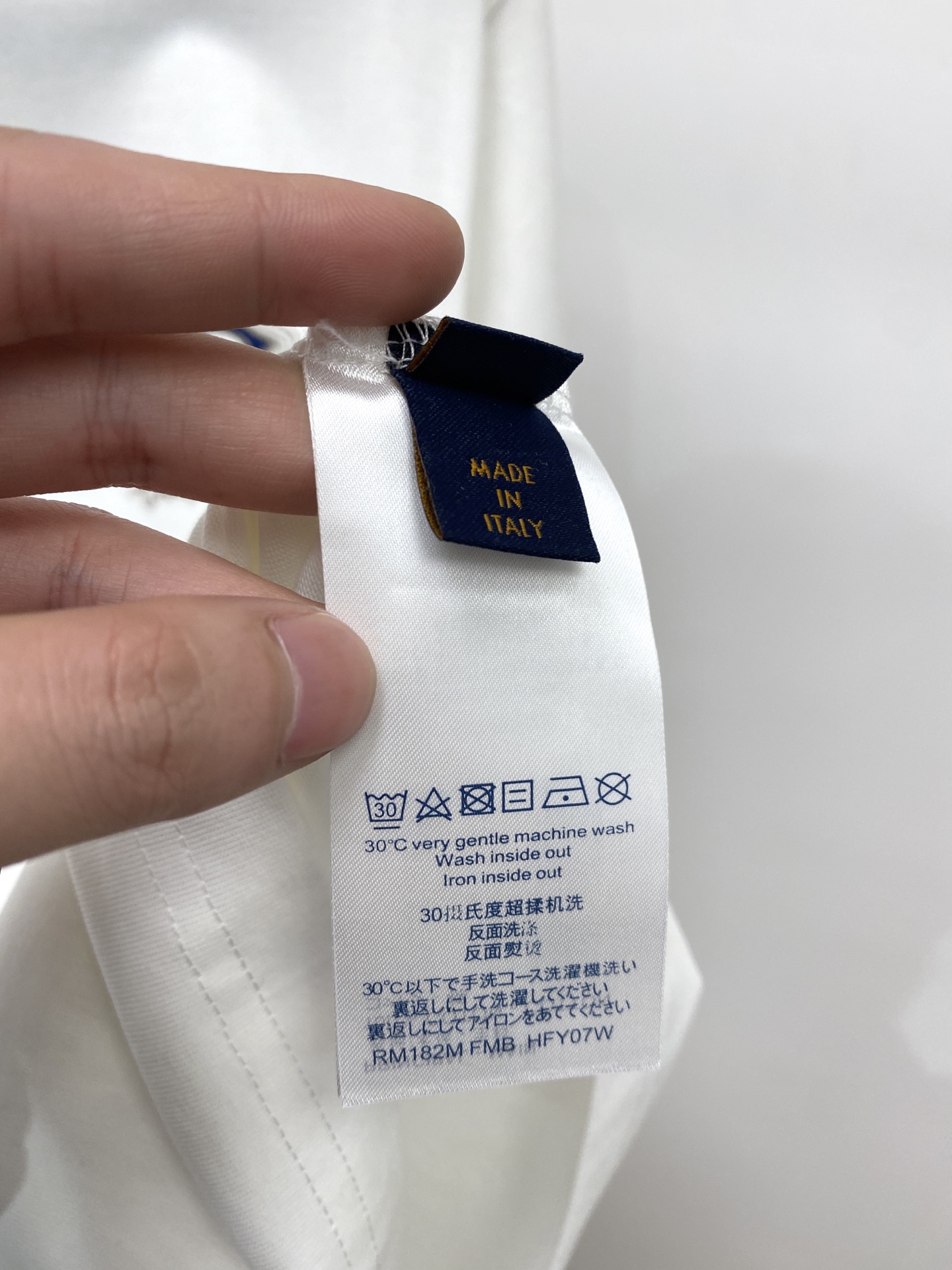 路易威登、2026新品短袖T恤，帅气时尚，胸前精致刺绣字母图案logo，简约百搭款。面料棉 不仅挺括，保