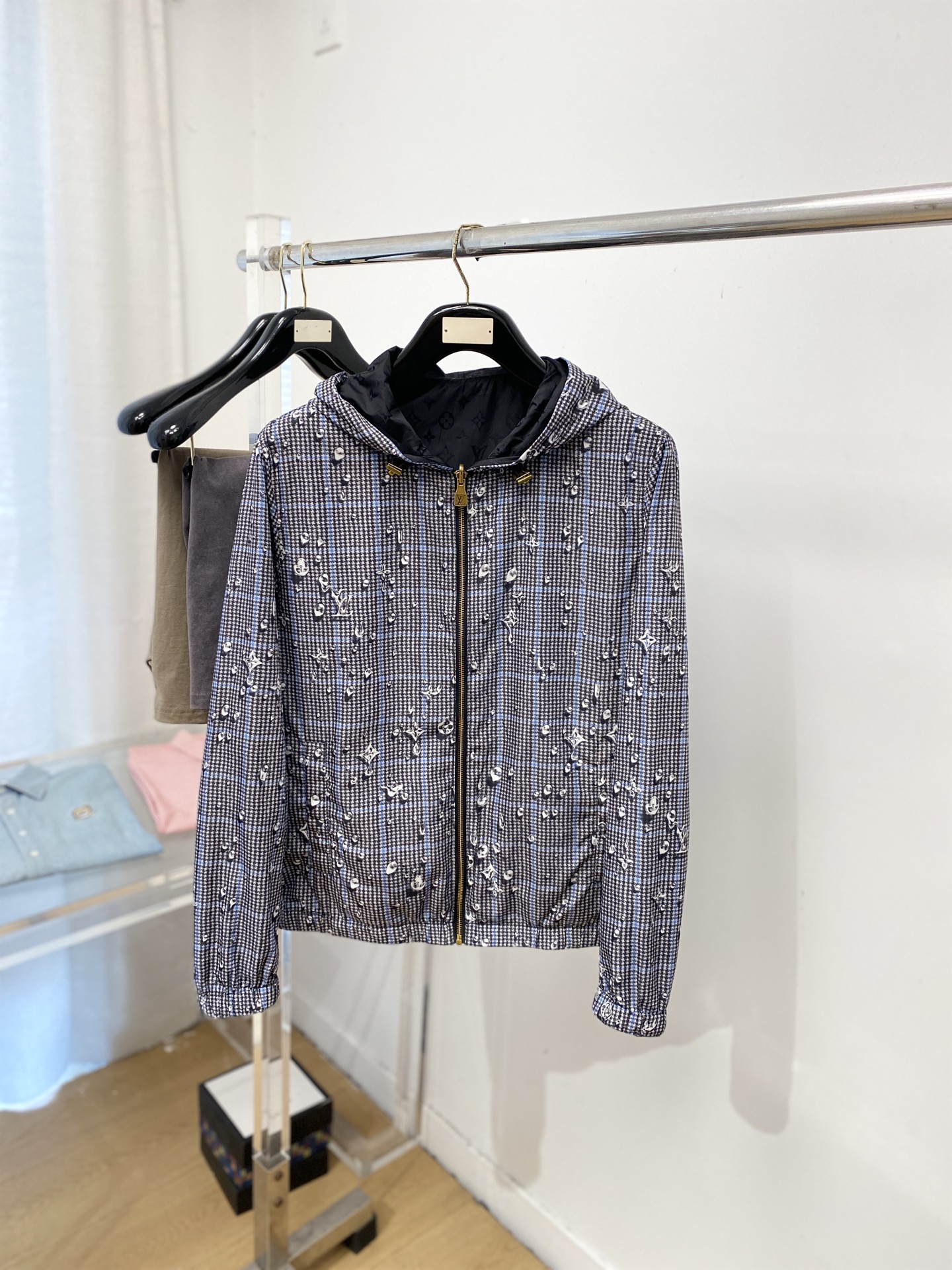 NO:756801,Louis Vuitton, 2026 new product reversible jacket, fashionable and handsome, simple and versatile, original hardware accessories logo, customized original fabric, not only crisp and maintain the trendy silhouette, but also comfortable to wear, the yarn is more delicate, size M-3XL,, louis vuitton, jackets & coats, jackets & coats,19860909路易威登、2026新品双面穿夹克外套,时尚帅气,简约百搭款,原版五金辅料logo,定制原版面料,不仅挺括,保持潮流的廓形,又穿着舒适,纱织更细腻,码数M-3XL,,louis vuitton,jackets & coats,jackets & coats,,Men's clothing