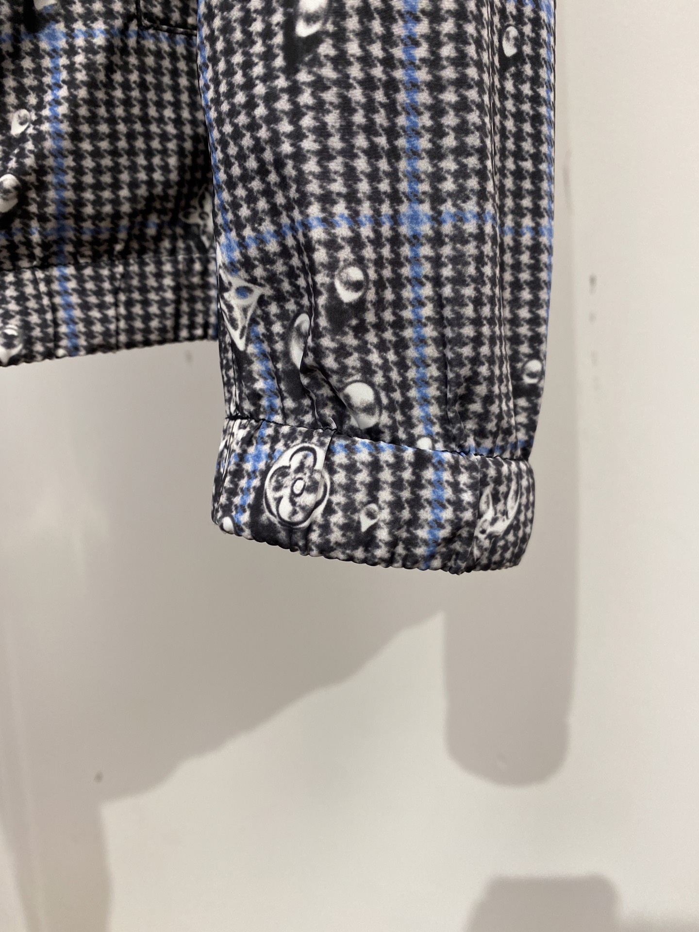 路易威登、2026新品双面穿夹克外套，时尚帅气，简约百搭款，原版五金辅料logo，定制原版面料，不仅挺括