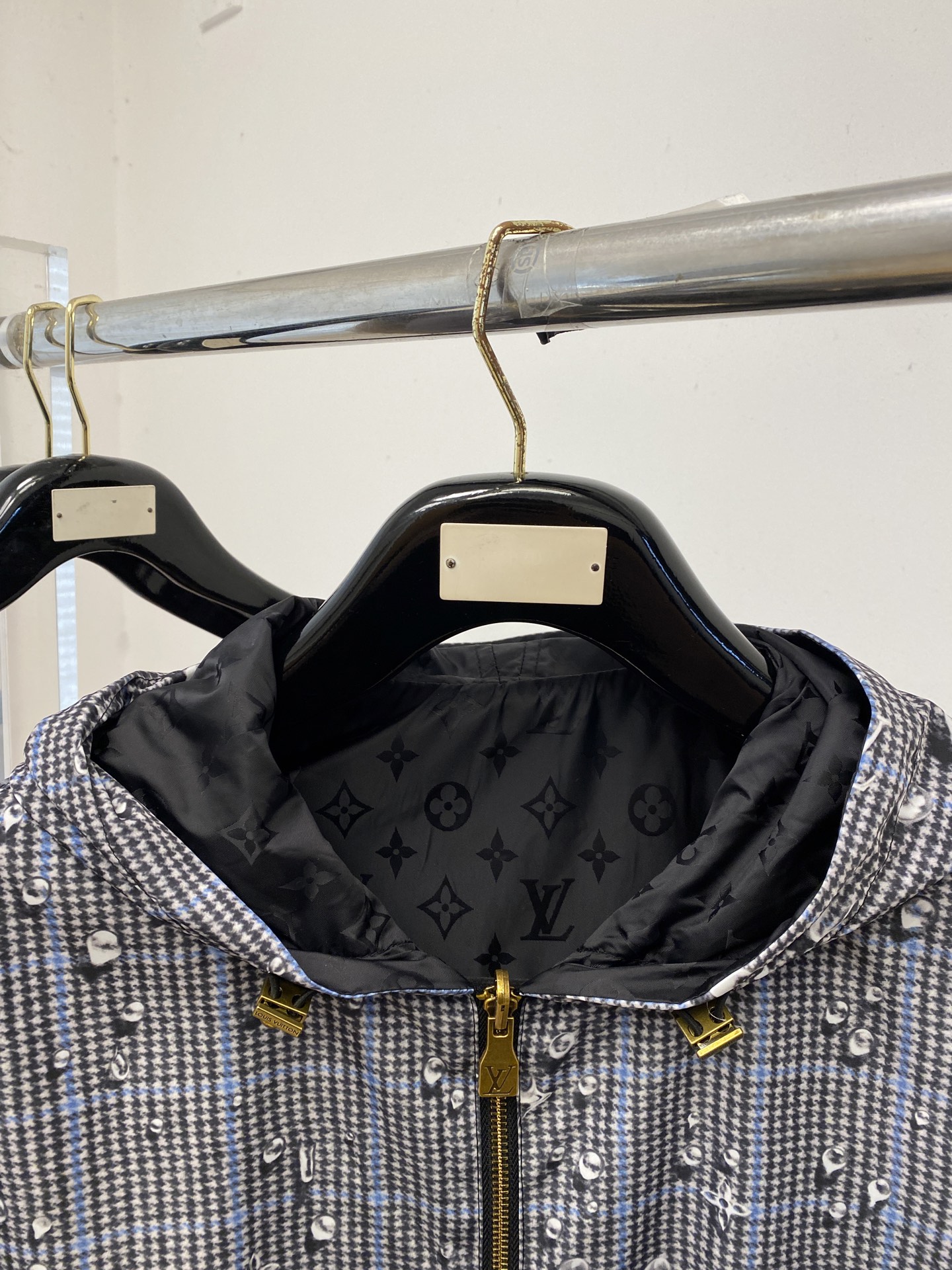 路易威登、2026新品双面穿夹克外套，时尚帅气，简约百搭款，原版五金辅料logo，定制原版面料，不仅挺括