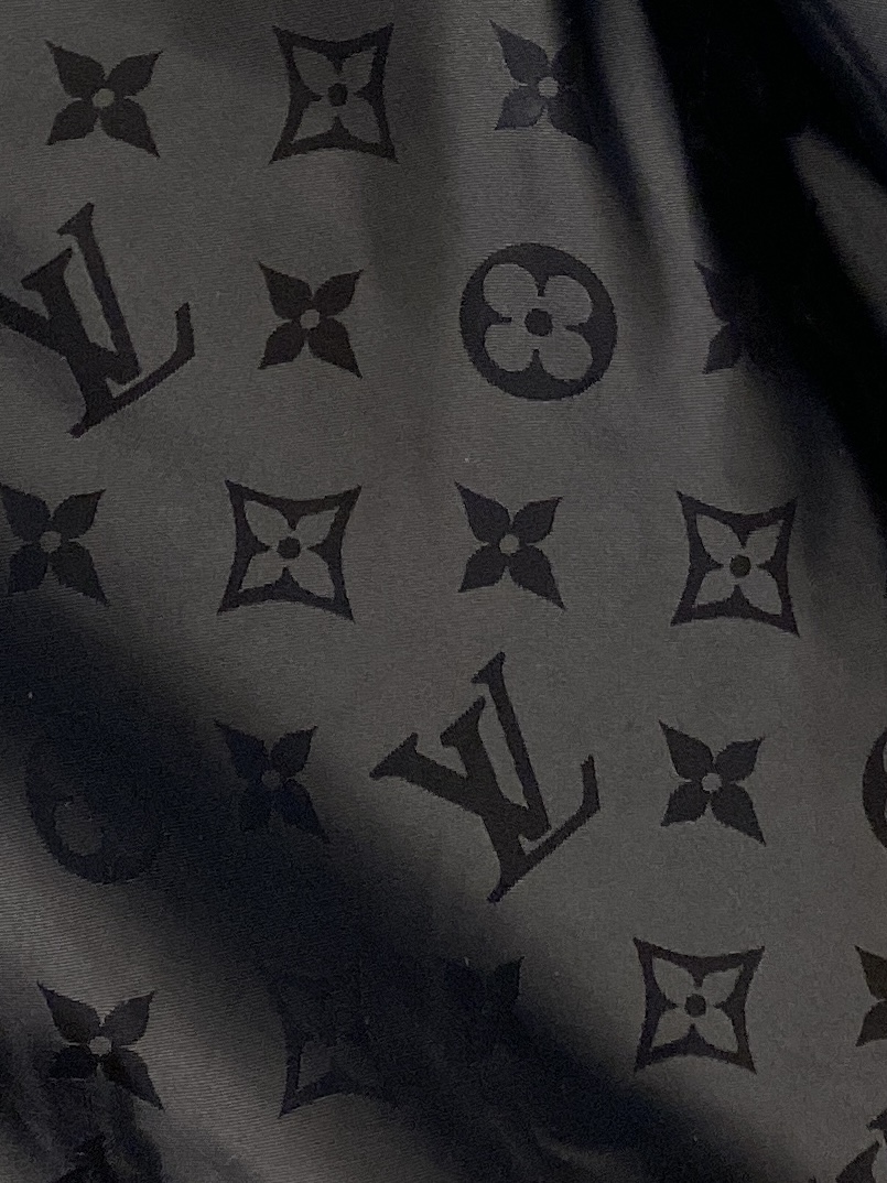 路易威登、2026新品双面穿夹克外套，时尚帅气，简约百搭款，原版五金辅料logo，定制原版面料，不仅挺括