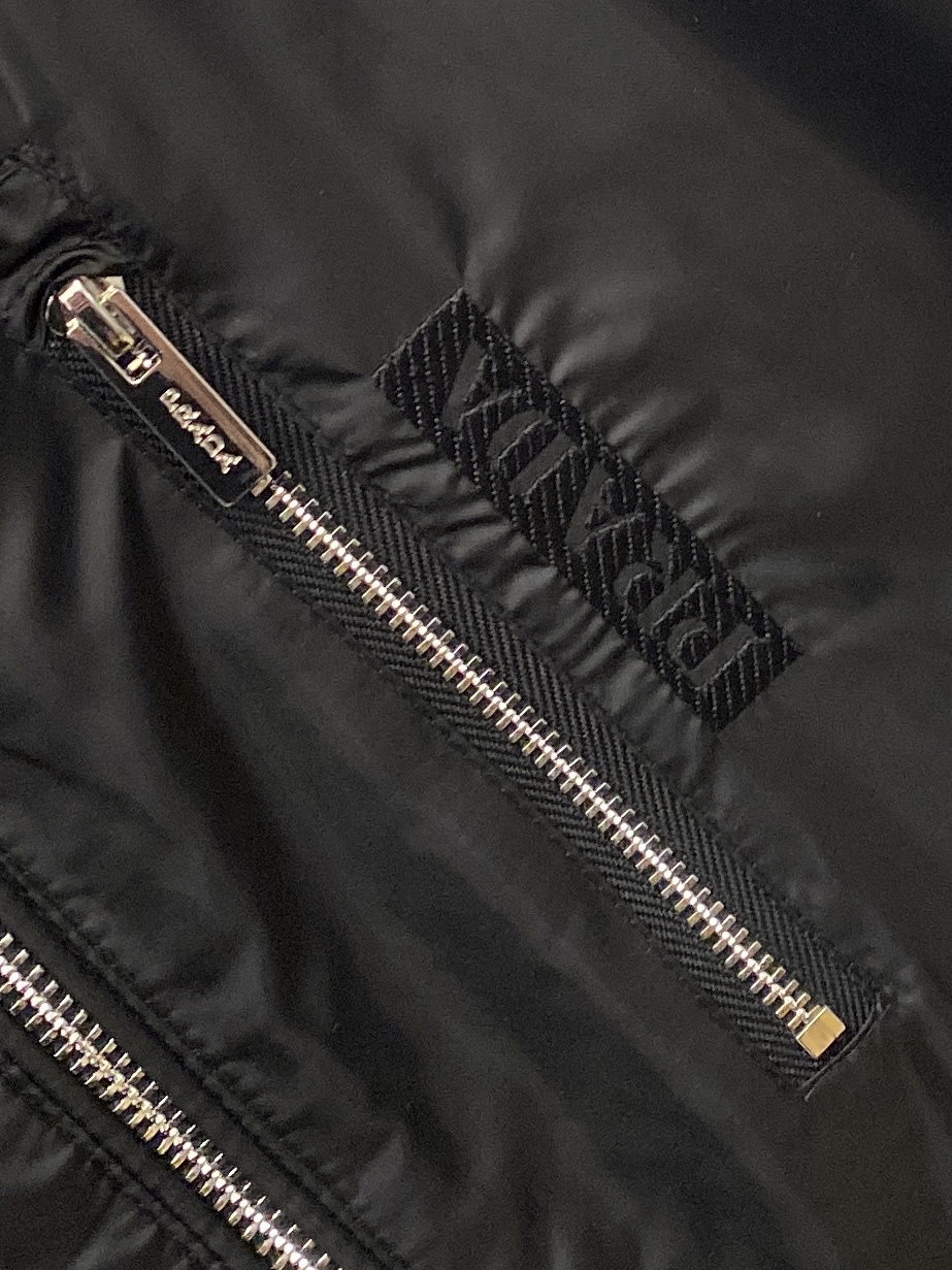 普拉达、2026新品夹克外套，时尚帅气，简约百搭款，胸前顶级印胶字母logo，定制原版面料，不仅挺括，保