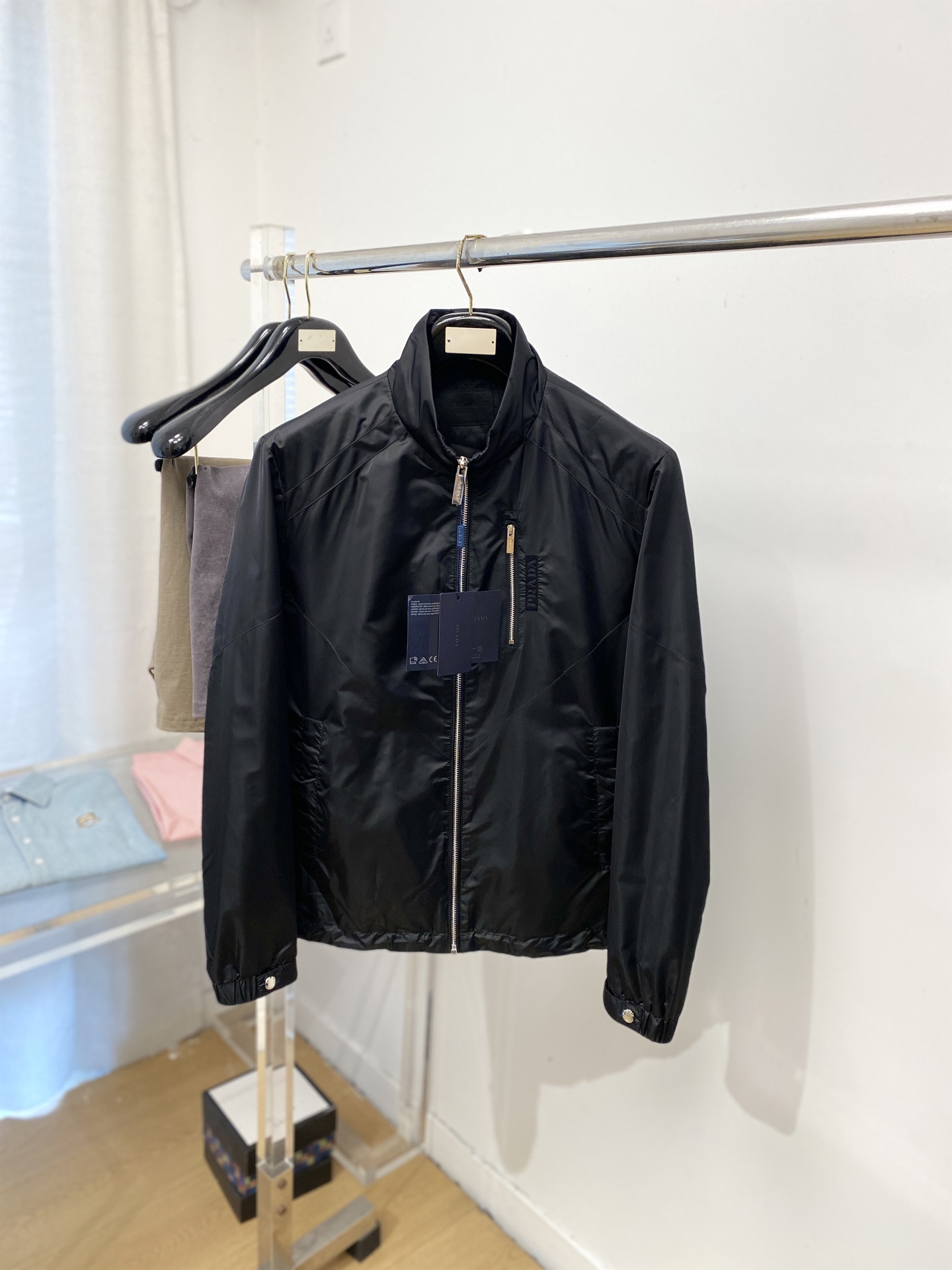 普拉达、2026新品夹克外套，时尚帅气，简约百搭款，胸前顶级印胶字母logo，定制原版面料，不仅挺括，保