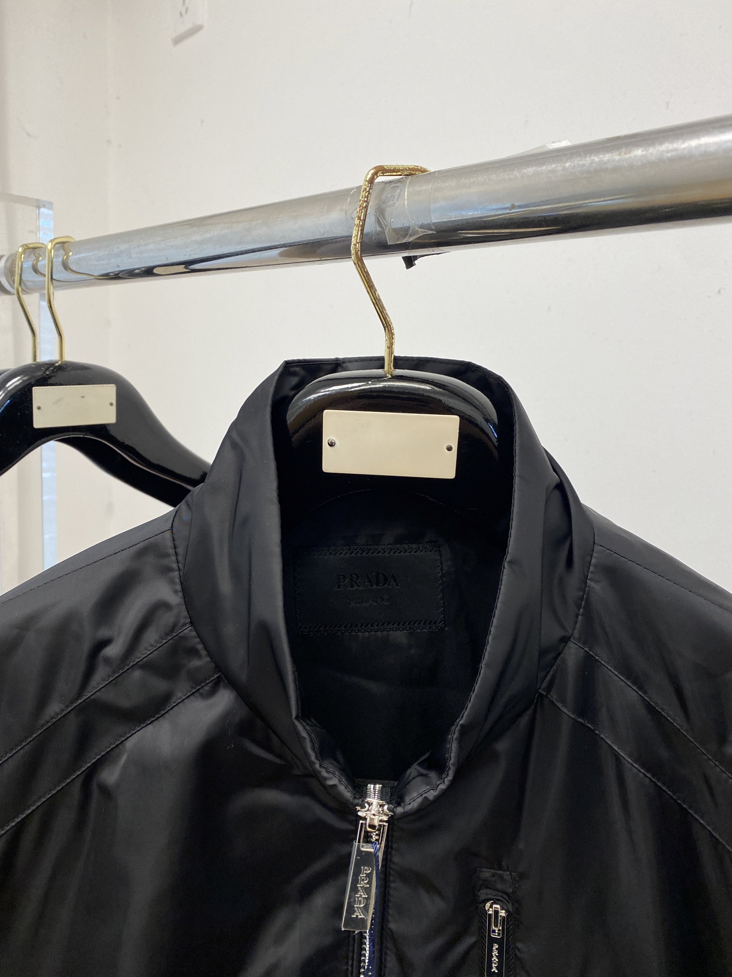 普拉达、2026新品夹克外套，时尚帅气，简约百搭款，胸前顶级印胶字母logo，定制原版面料，不仅挺括，保