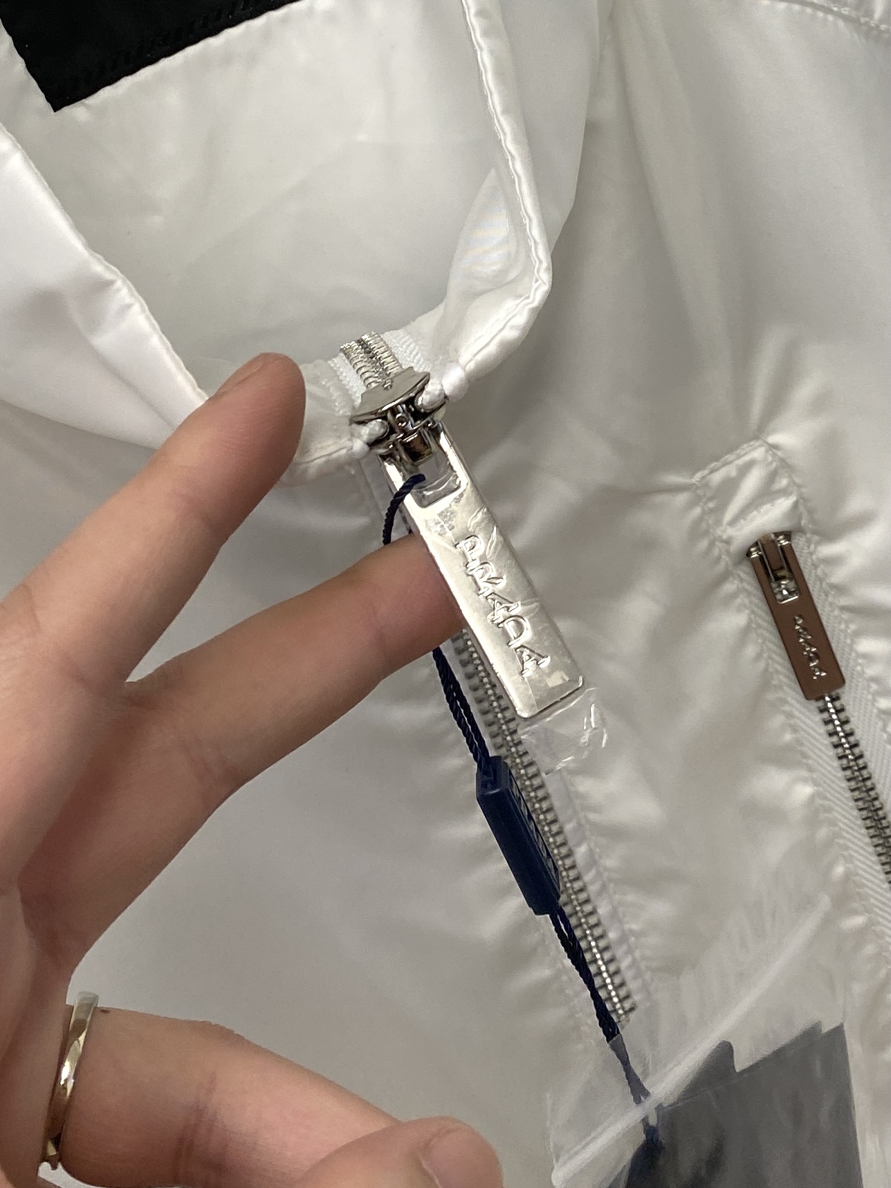 普拉达、2026新品夹克外套，时尚帅气，简约百搭款，胸前顶级印胶字母logo，定制原版面料，不仅挺括，保