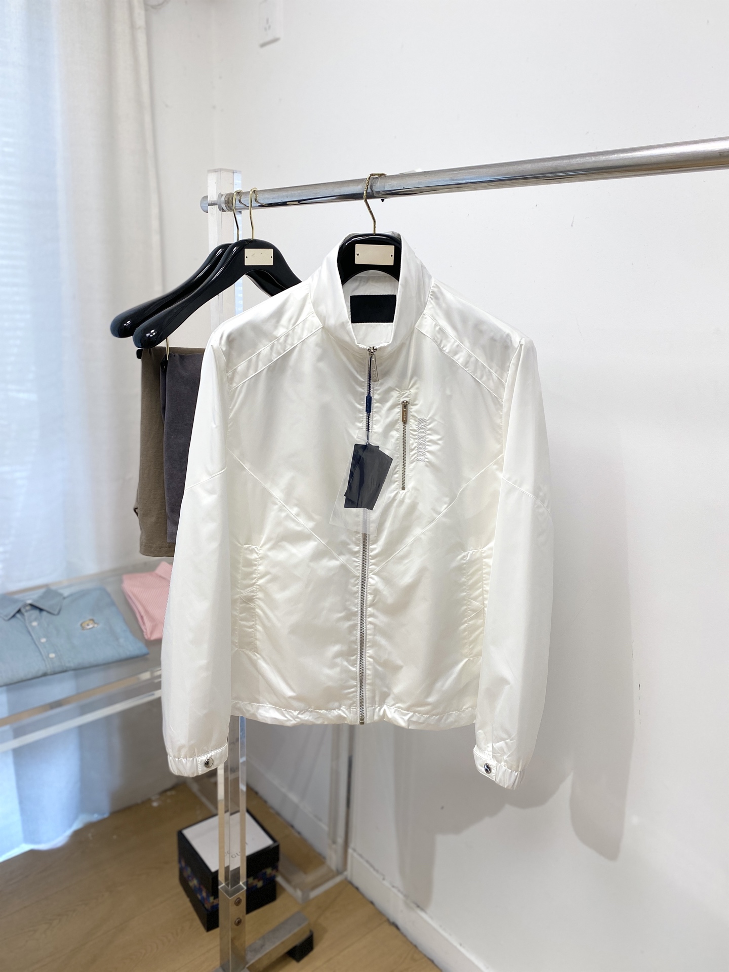 NO:756803,Prada, 2026 new jacket, fashionable and handsome, simple and versatile, top-notch printed letter logo on the chest, customized original fabric, not only crisp and trendy silhouette, but also comfortable to wear, more delicate yarn weaving, size M-3XL,, prada, jackets & coats, jackets & coats,19860909普拉达、2026新品夹克外套,时尚帅气,简约百搭款,胸前顶级印胶字母logo,定制原版面料,不仅挺括,保持潮流的廓形,又穿着舒适,纱织更细腻,码数M-3XL,,prada,jackets & coats,jackets & coats,,Men's clothing