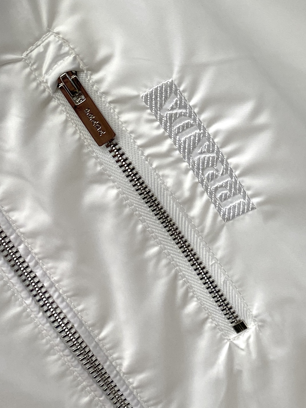 普拉达、2026新品夹克外套，时尚帅气，简约百搭款，胸前顶级印胶字母logo，定制原版面料，不仅挺括，保