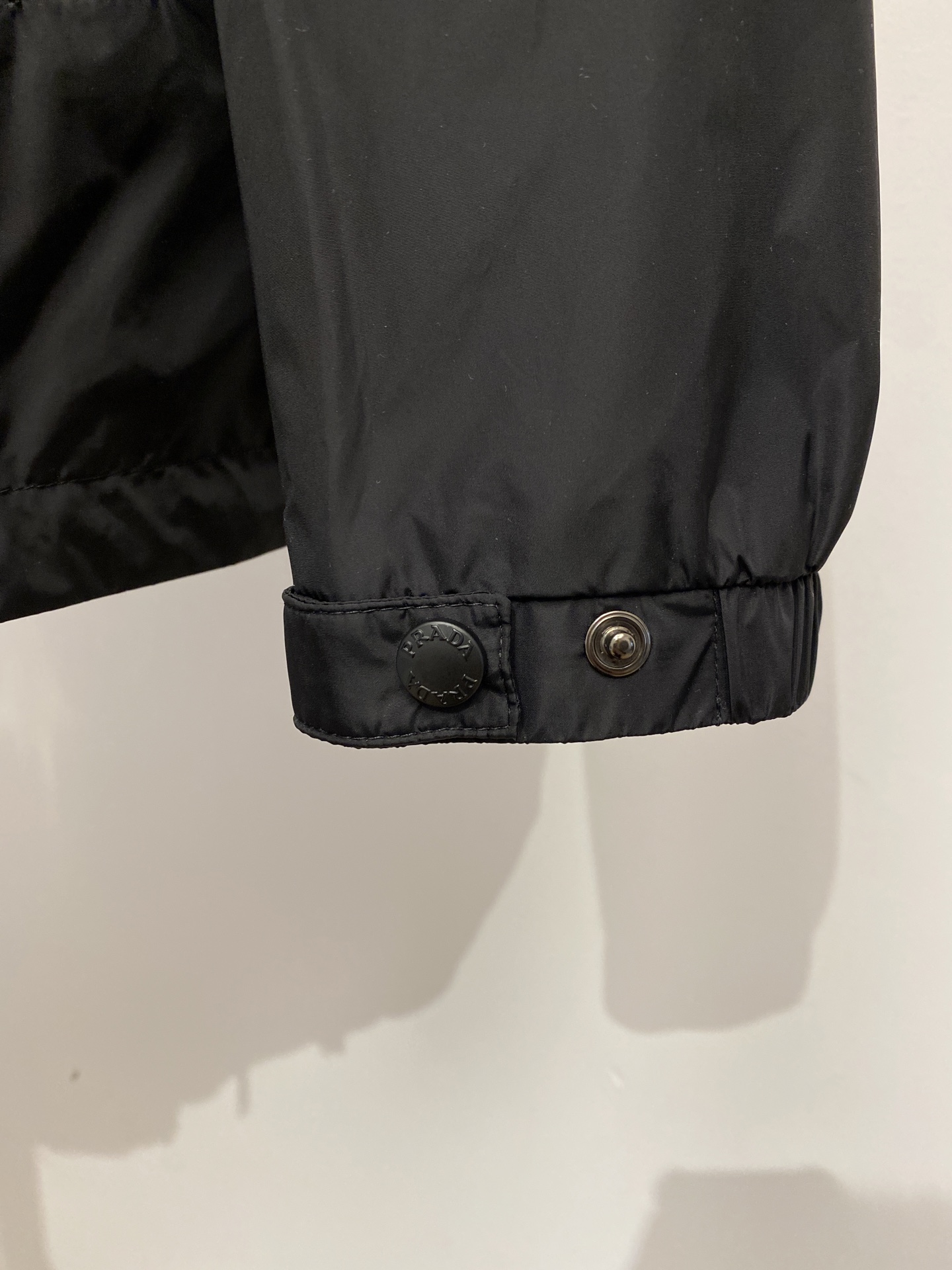 普拉达、2026新品夹克外套，时尚帅气，简约百搭款，袖口五金装饰三角标logo，定制原版面料，不仅挺括，