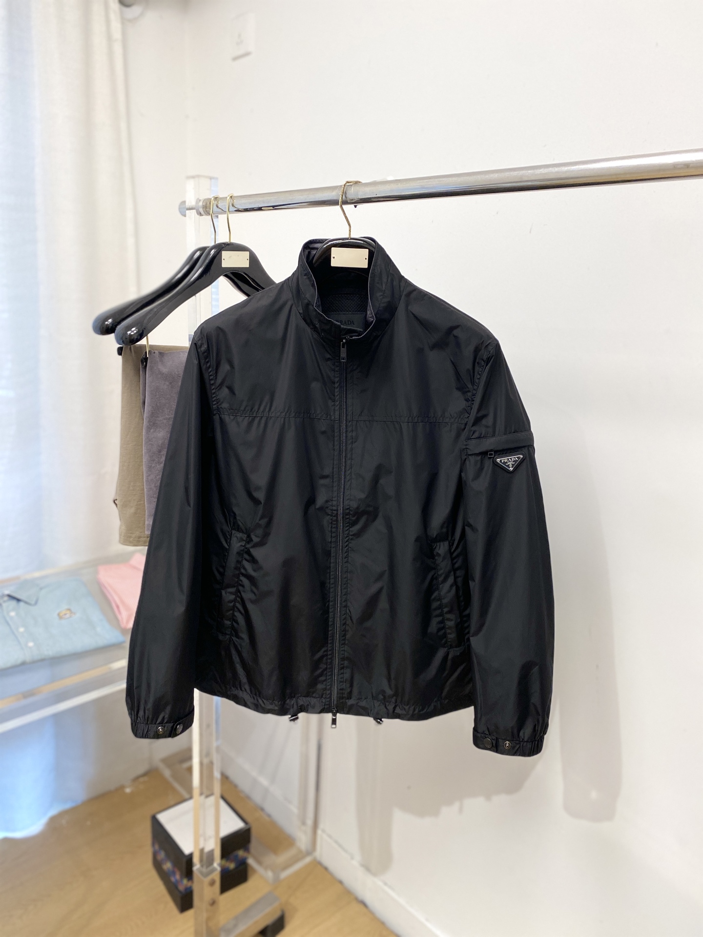普拉达、2026新品夹克外套，时尚帅气，简约百搭款，袖口五金装饰三角标logo，定制原版面料，不仅挺括，