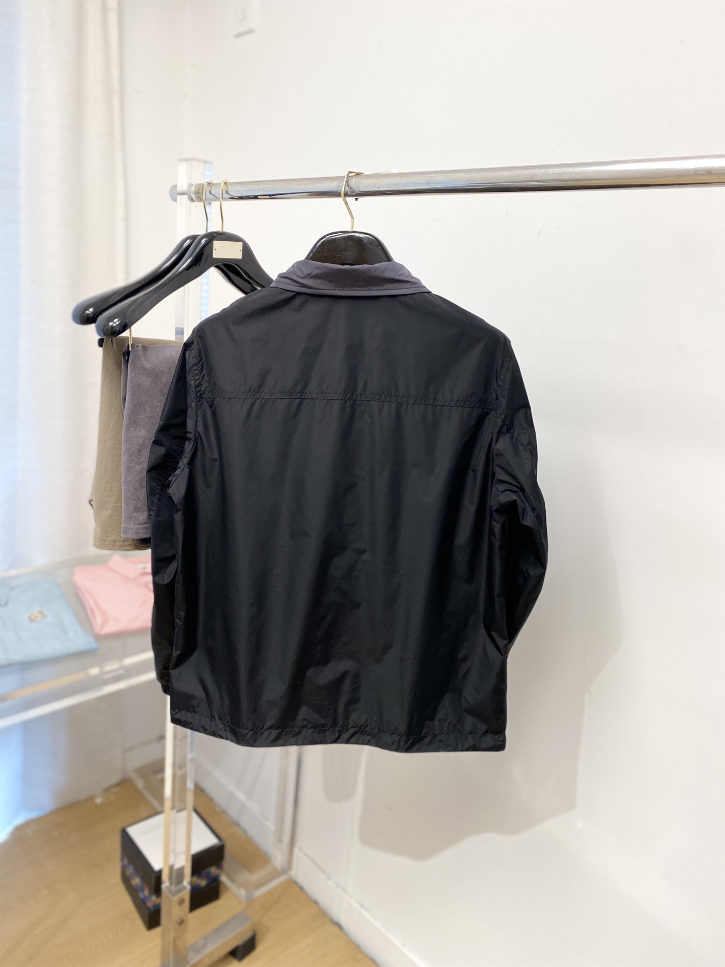 普拉达、2026新品夹克外套，时尚帅气，简约百搭款，袖口五金装饰三角标logo，定制原版面料，不仅挺括，