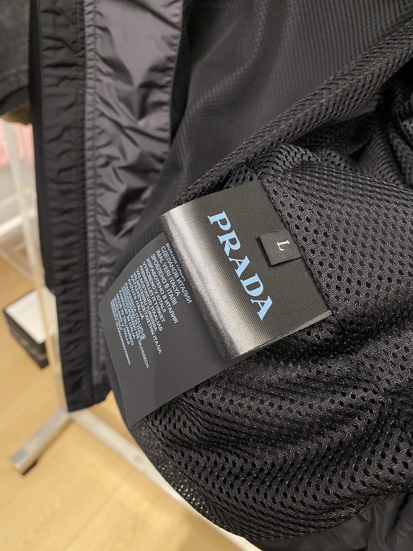 普拉达、2026新品夹克外套，时尚帅气，简约百搭款，袖口五金装饰三角标logo，定制原版面料，不仅挺括，