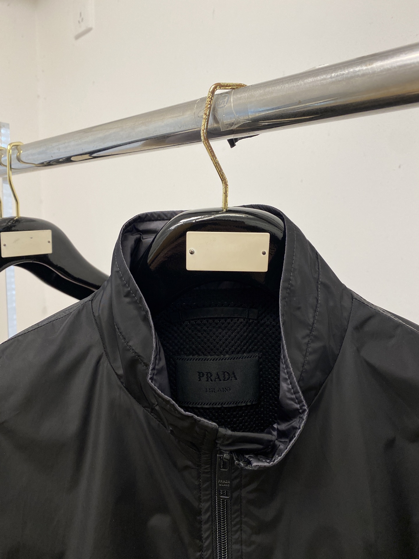 普拉达、2026新品夹克外套，时尚帅气，简约百搭款，袖口五金装饰三角标logo，定制原版面料，不仅挺括，