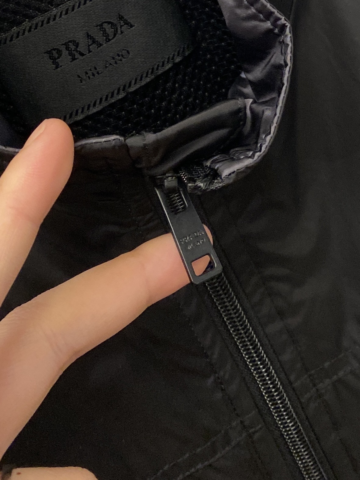 普拉达、2026新品夹克外套，时尚帅气，简约百搭款，袖口五金装饰三角标logo，定制原版面料，不仅挺括，