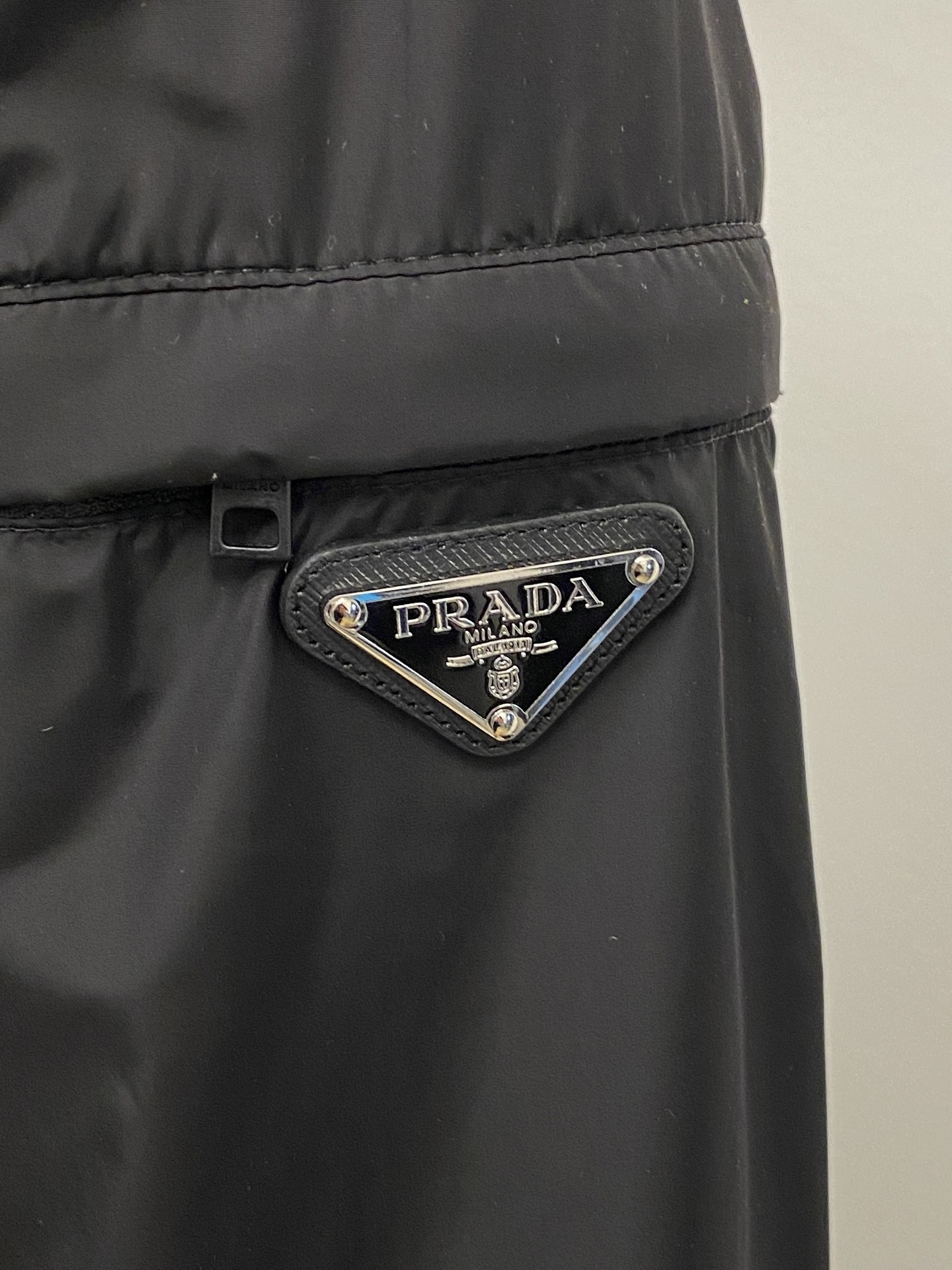 普拉达、2026新品夹克外套，时尚帅气，简约百搭款，袖口五金装饰三角标logo，定制原版面料，不仅挺括，