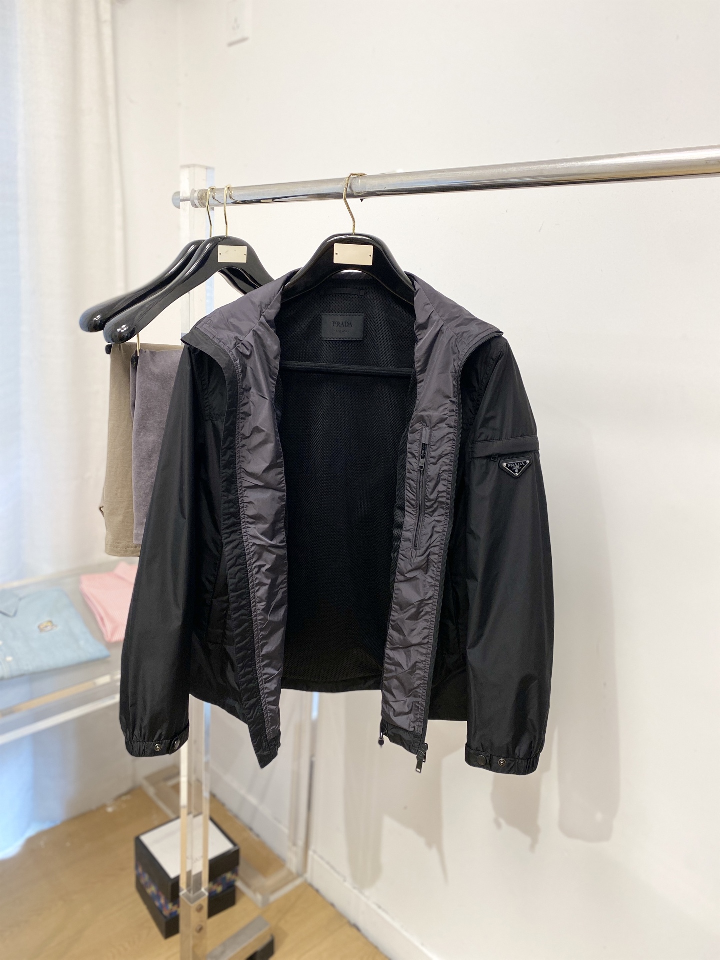 普拉达、2026新品夹克外套，时尚帅气，简约百搭款，袖口五金装饰三角标logo，定制原版面料，不仅挺括，