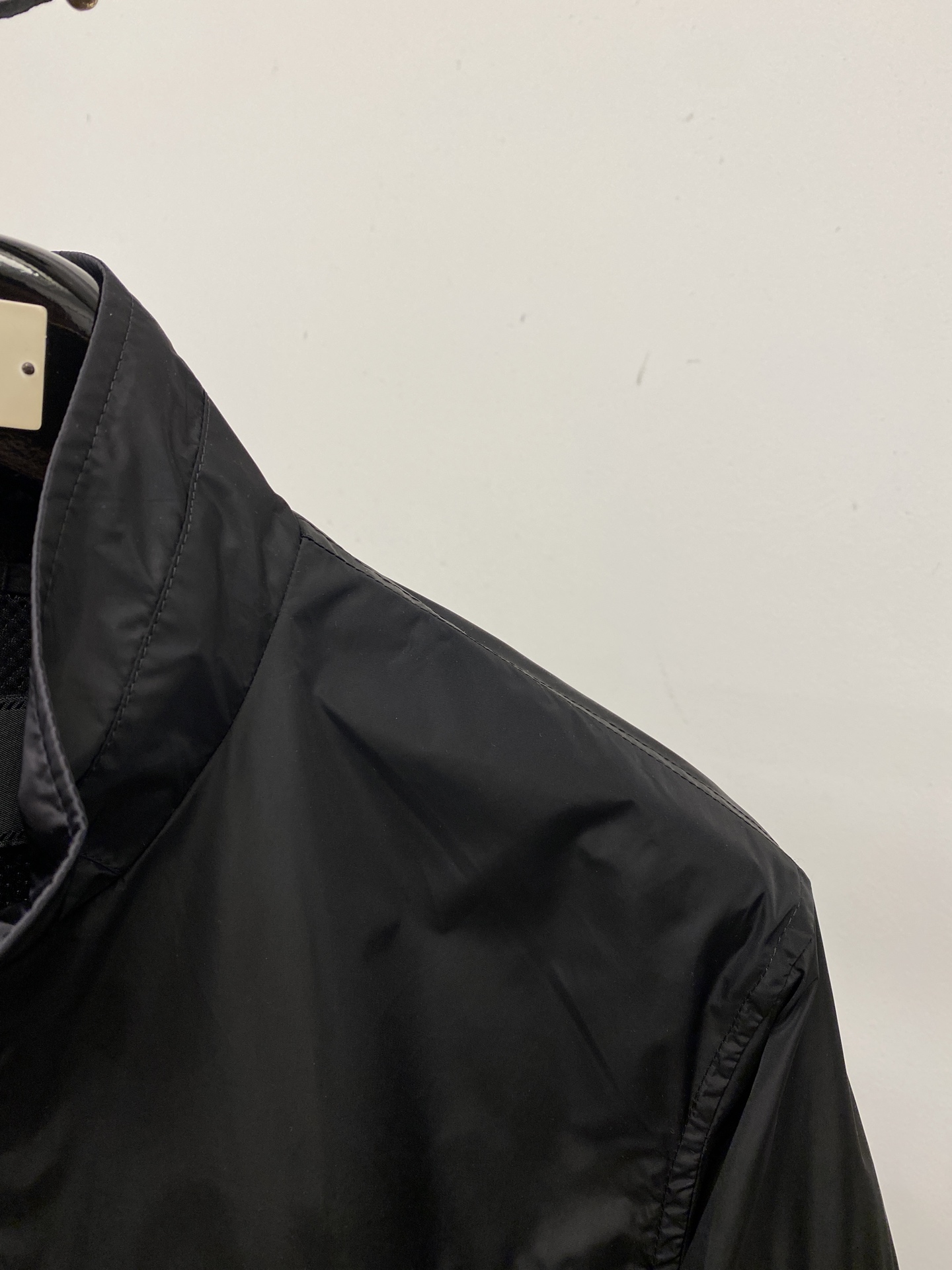 普拉达、2026新品夹克外套，时尚帅气，简约百搭款，袖口五金装饰三角标logo，定制原版面料，不仅挺括，