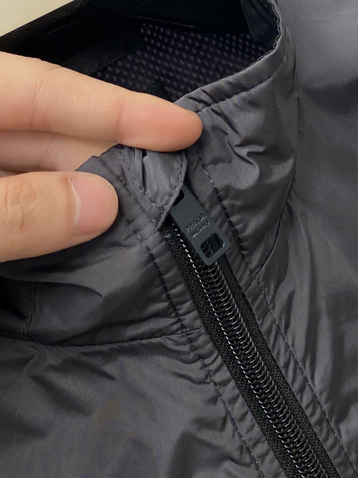 普拉达、2026新品夹克外套，时尚帅气，简约百搭款，袖口五金装饰三角标logo，定制原版面料，不仅挺括，