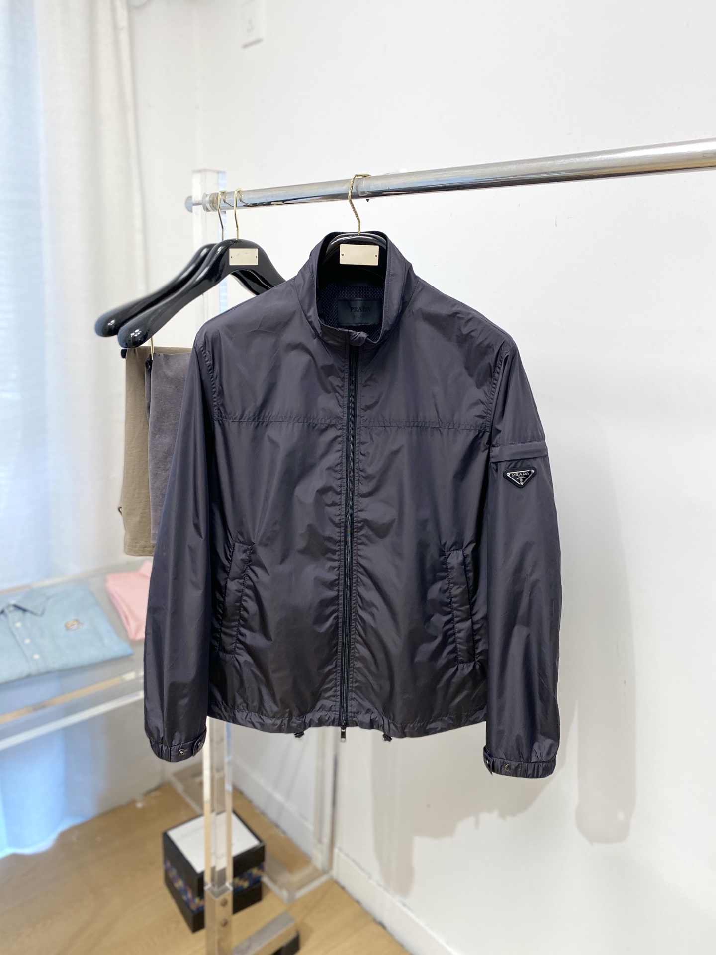 普拉达、2026新品夹克外套，时尚帅气，简约百搭款，袖口五金装饰三角标logo，定制原版面料，不仅挺括，
