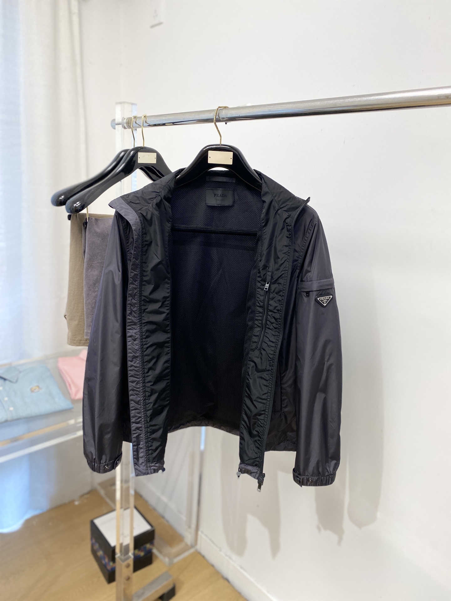 普拉达、2026新品夹克外套，时尚帅气，简约百搭款，袖口五金装饰三角标logo，定制原版面料，不仅挺括，