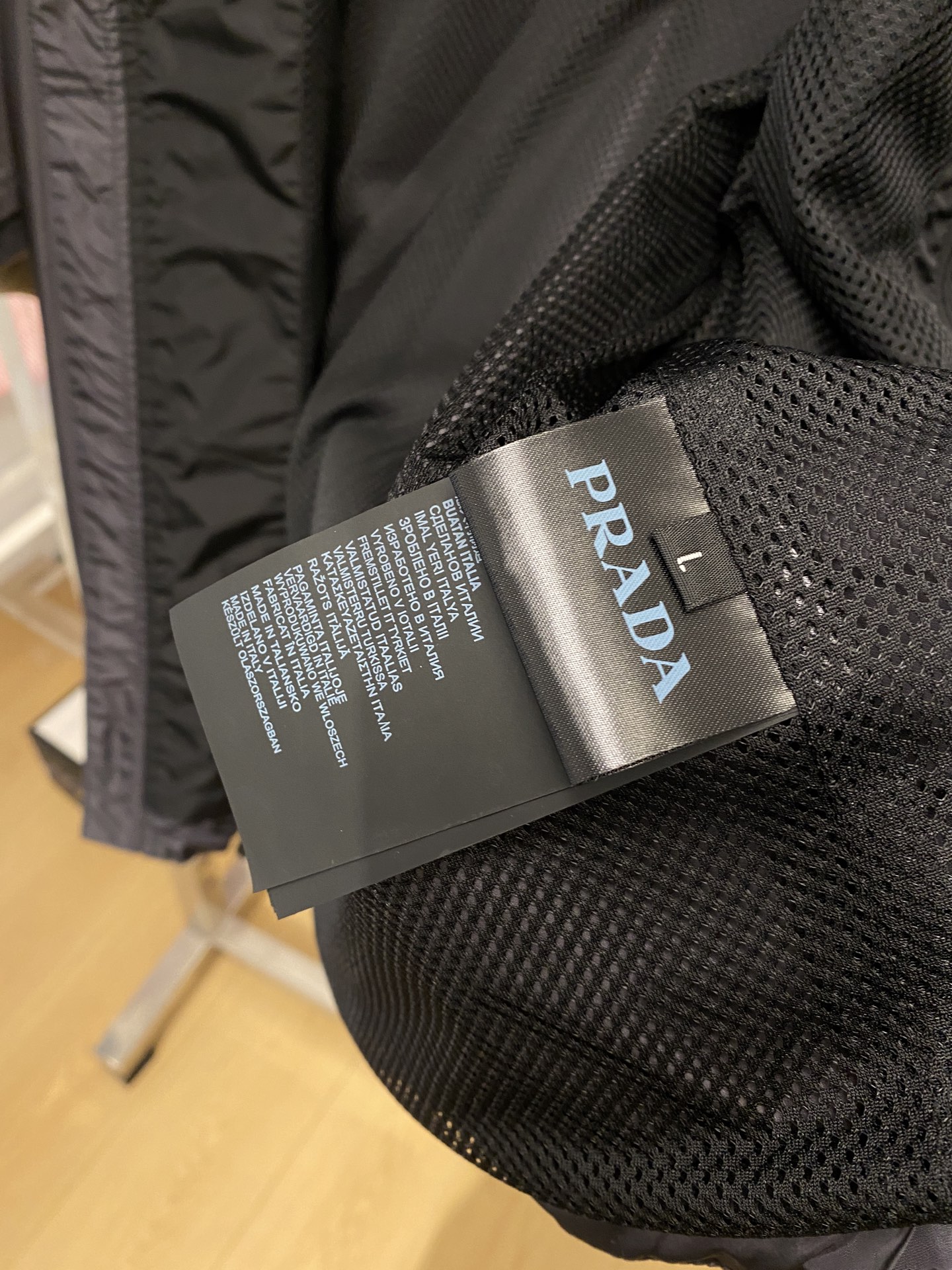 普拉达、2026新品夹克外套，时尚帅气，简约百搭款，袖口五金装饰三角标logo，定制原版面料，不仅挺括，