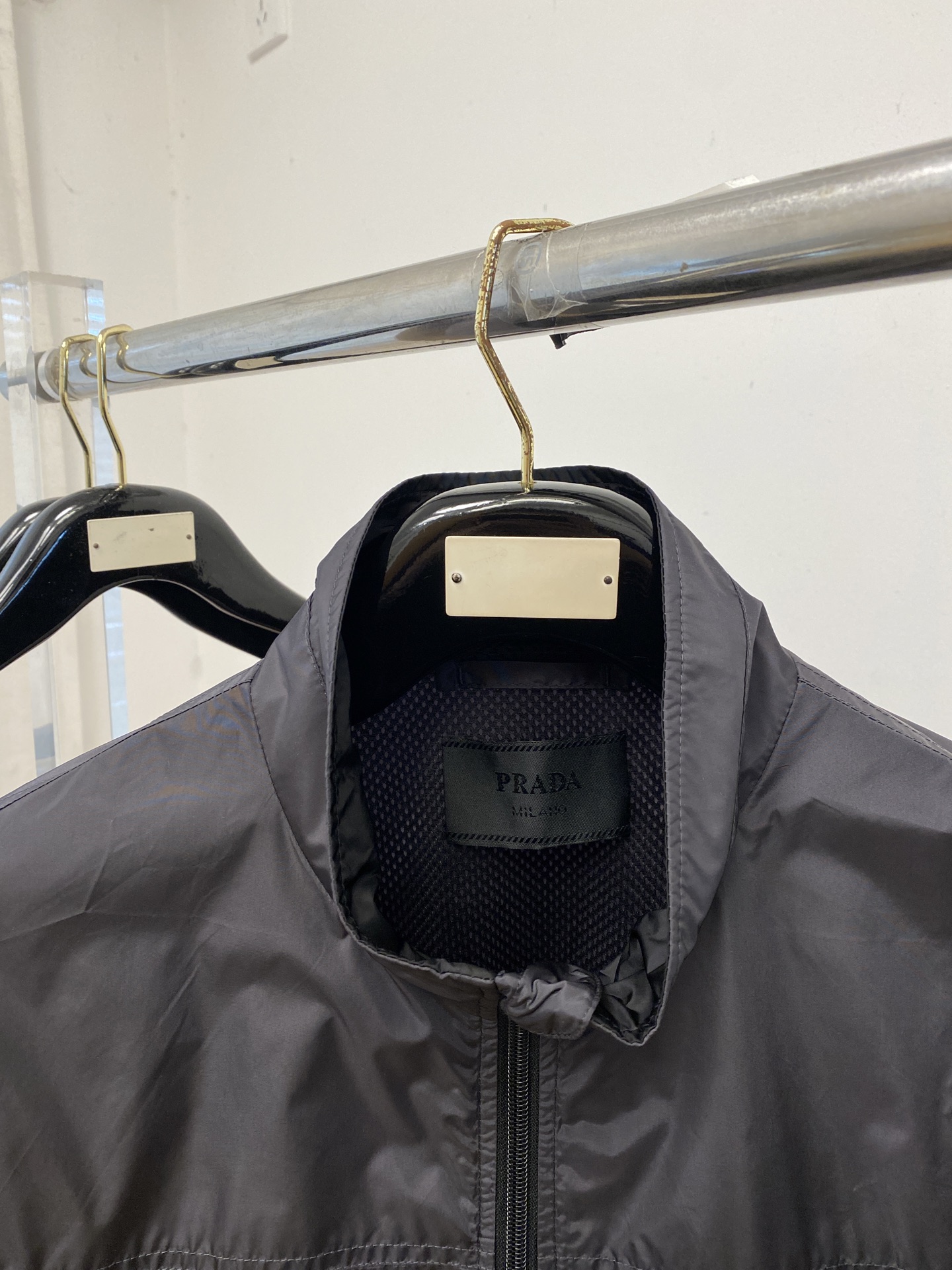 普拉达、2026新品夹克外套，时尚帅气，简约百搭款，袖口五金装饰三角标logo，定制原版面料，不仅挺括，