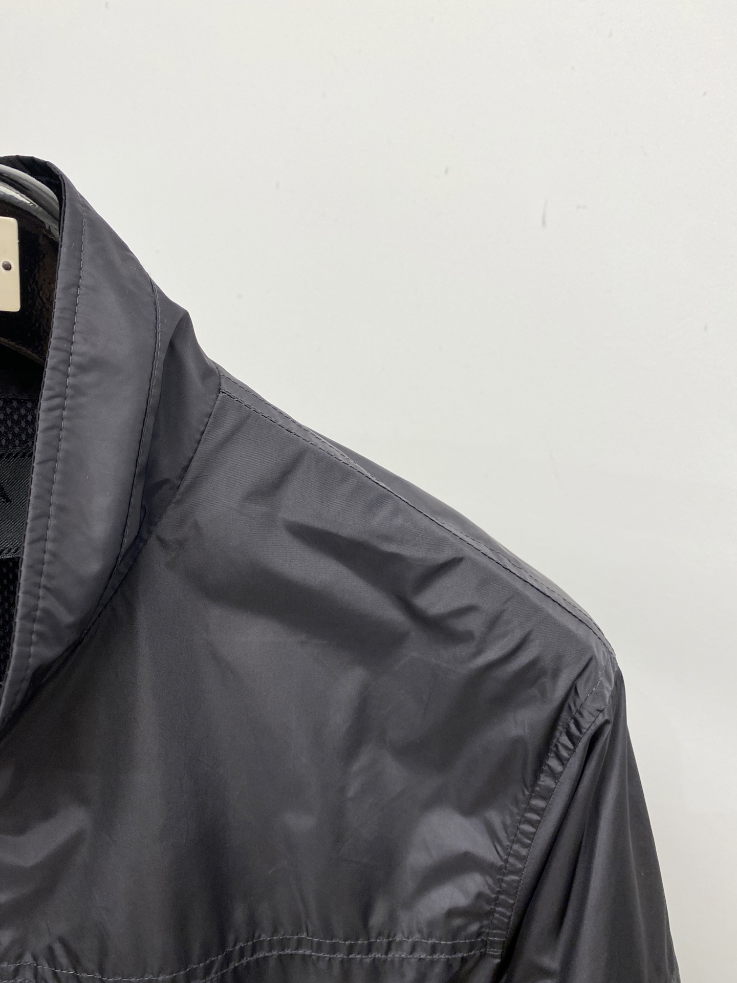 普拉达、2026新品夹克外套，时尚帅气，简约百搭款，袖口五金装饰三角标logo，定制原版面料，不仅挺括，