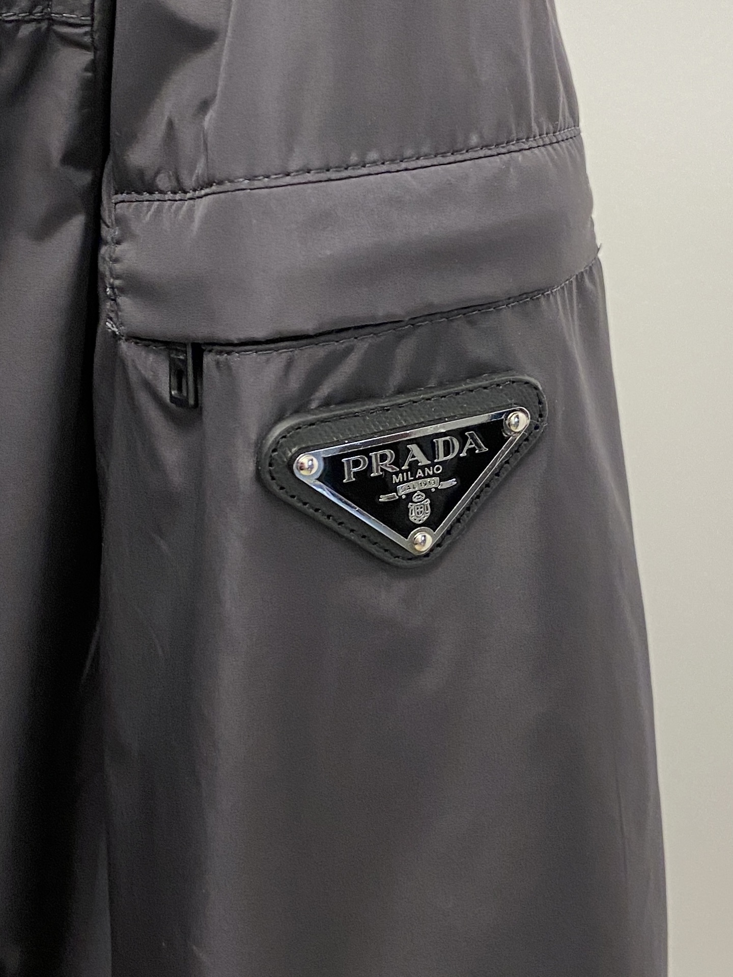 普拉达、2026新品夹克外套，时尚帅气，简约百搭款，袖口五金装饰三角标logo，定制原版面料，不仅挺括，