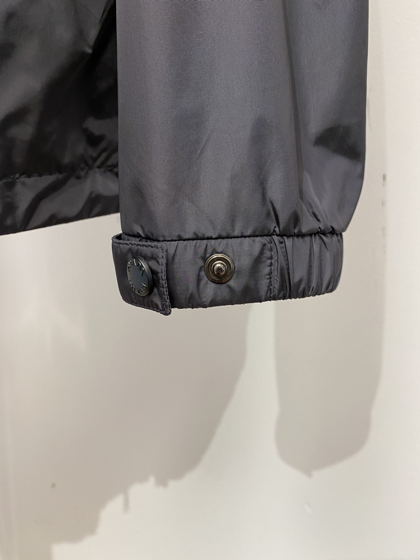 普拉达、2026新品夹克外套，时尚帅气，简约百搭款，袖口五金装饰三角标logo，定制原版面料，不仅挺括，