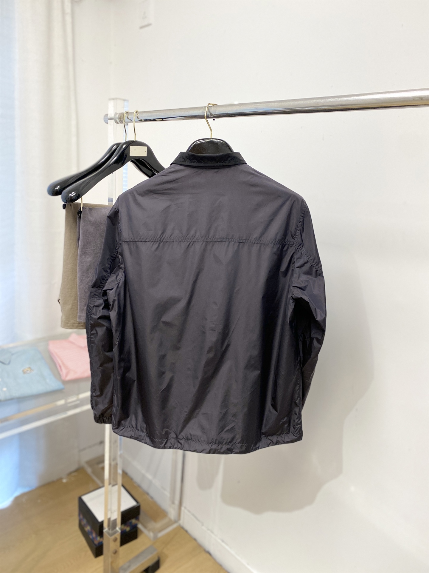 普拉达、2026新品夹克外套，时尚帅气，简约百搭款，袖口五金装饰三角标logo，定制原版面料，不仅挺括，