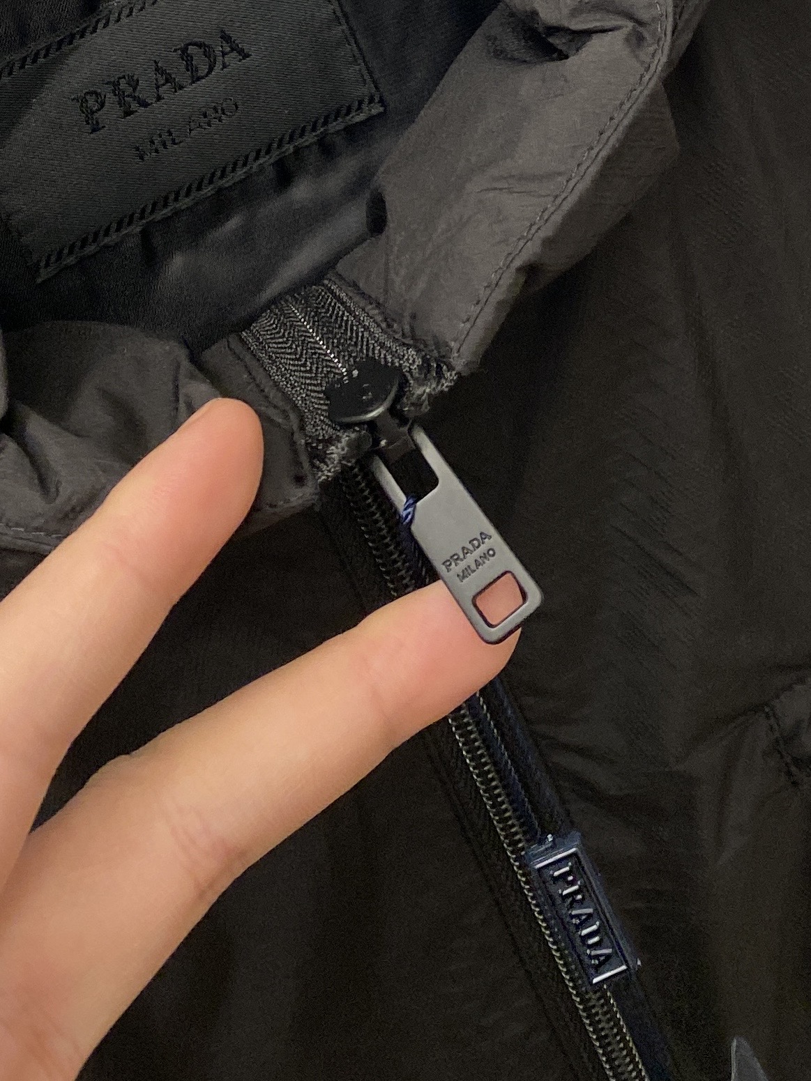 普拉达、2026新品夹克外套，时尚帅气，简约百搭款，袖口五金装饰三角标logo，定制原版面料，不仅挺括，