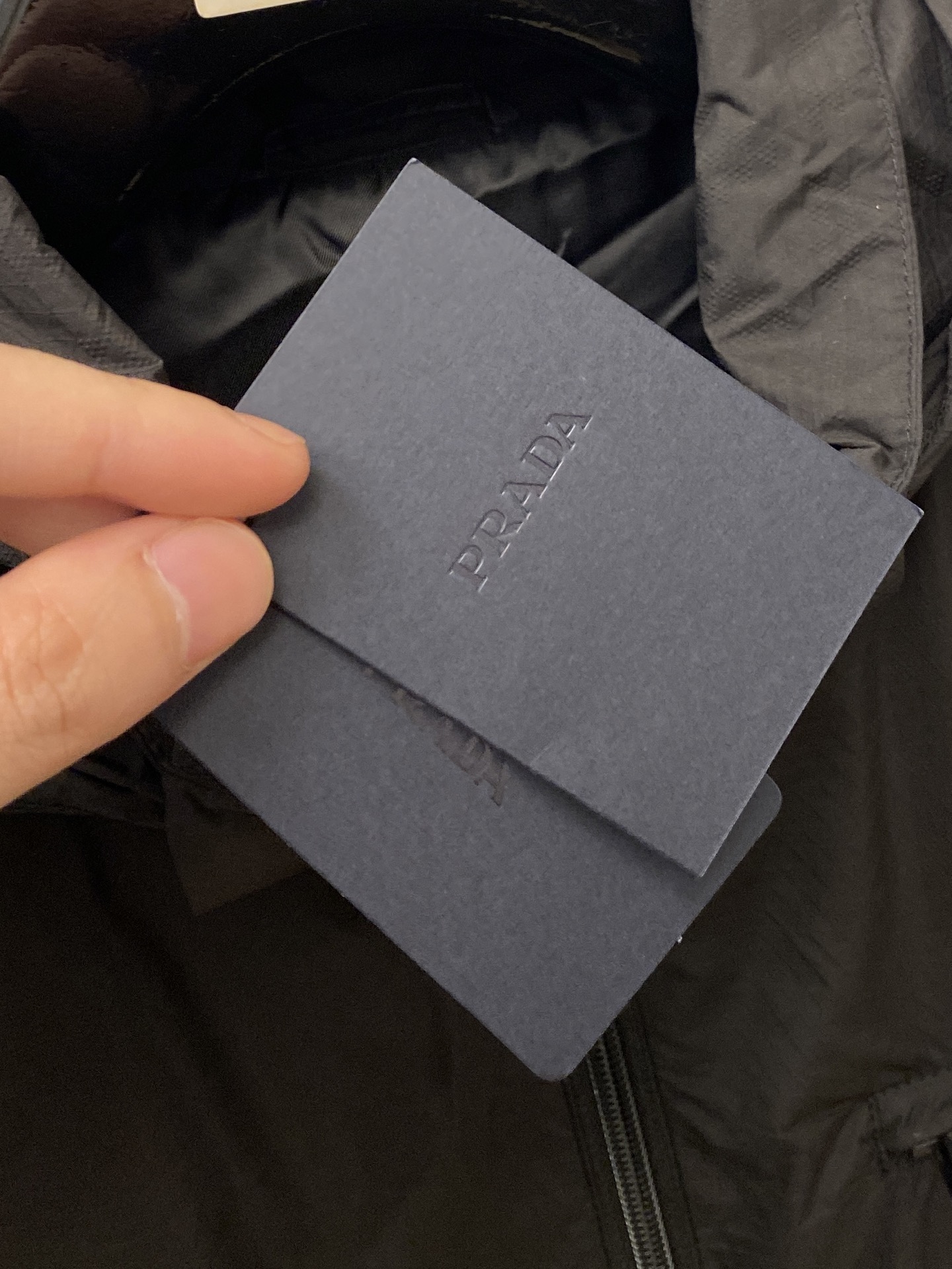 普拉达、2026新品夹克外套，时尚帅气，简约百搭款，袖口五金装饰三角标logo，定制原版面料，不仅挺括，