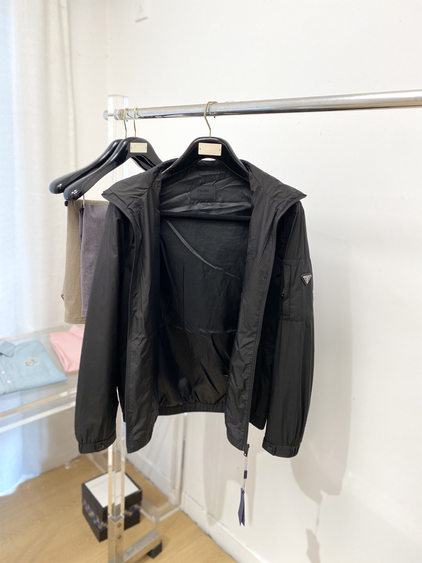 普拉达、2026新品夹克外套，时尚帅气，简约百搭款，袖口五金装饰三角标logo，定制原版面料，不仅挺括，