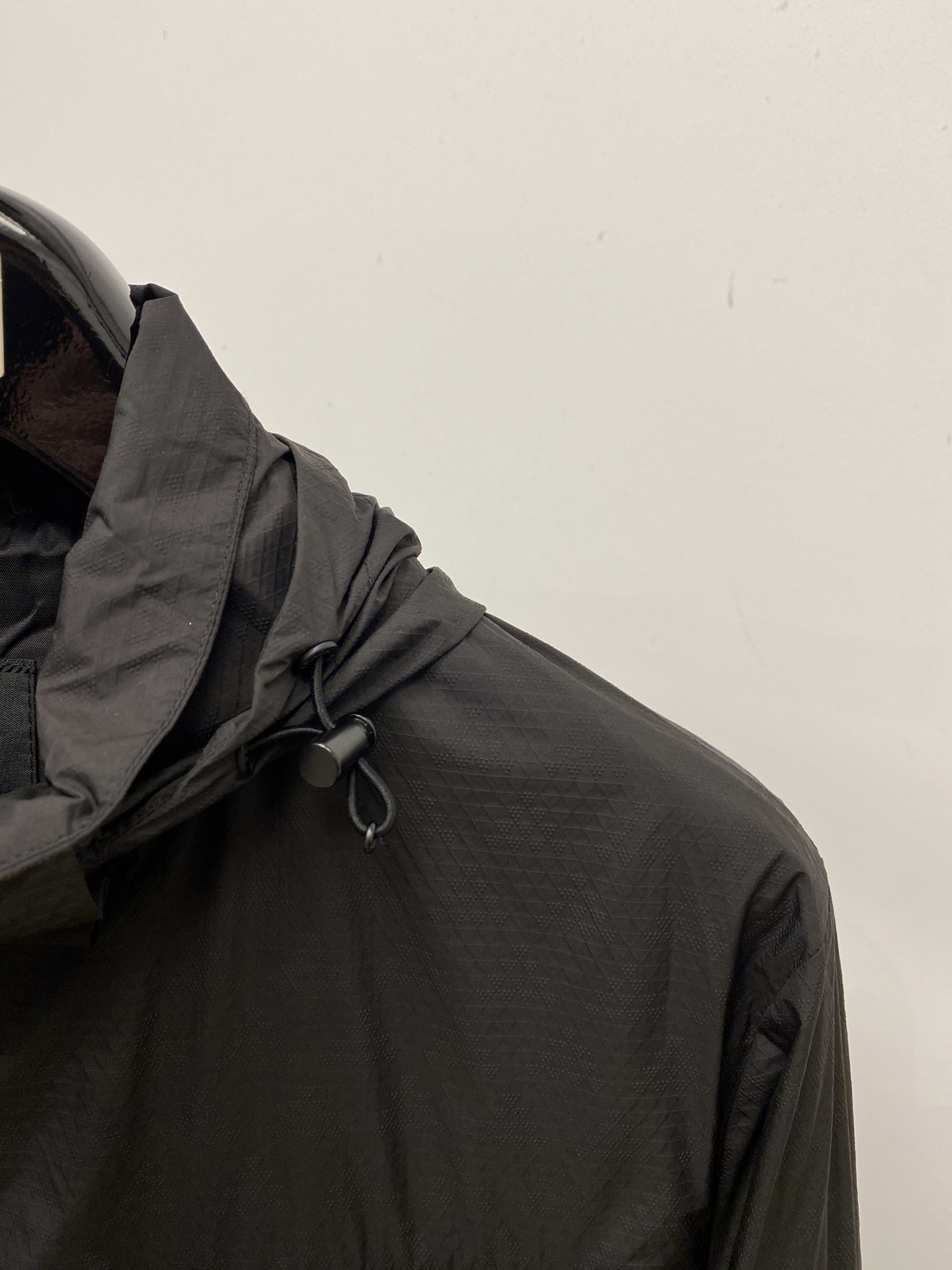 普拉达、2026新品夹克外套，时尚帅气，简约百搭款，袖口五金装饰三角标logo，定制原版面料，不仅挺括，