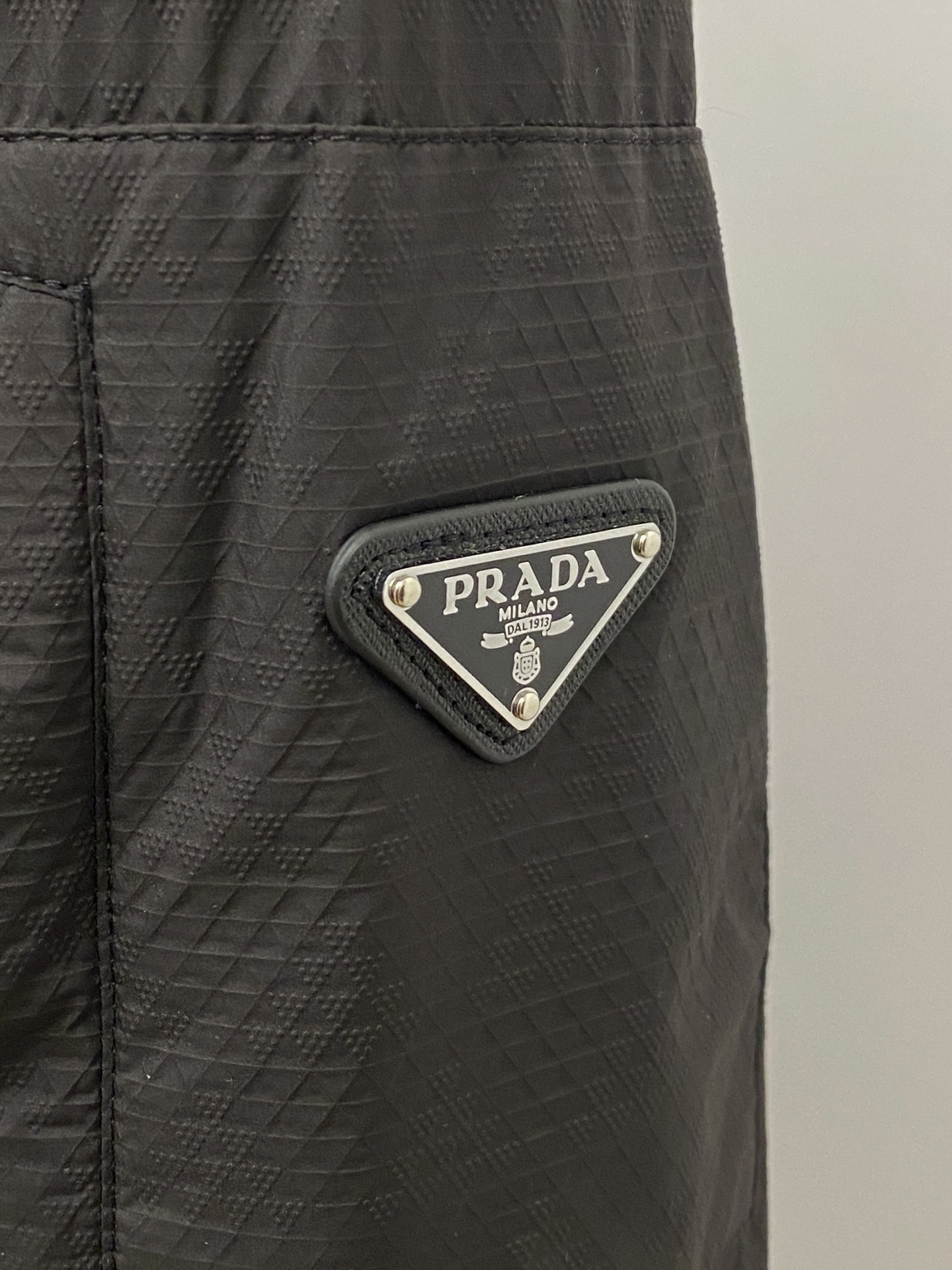 普拉达、2026新品夹克外套，时尚帅气，简约百搭款，袖口五金装饰三角标logo，定制原版面料，不仅挺括，