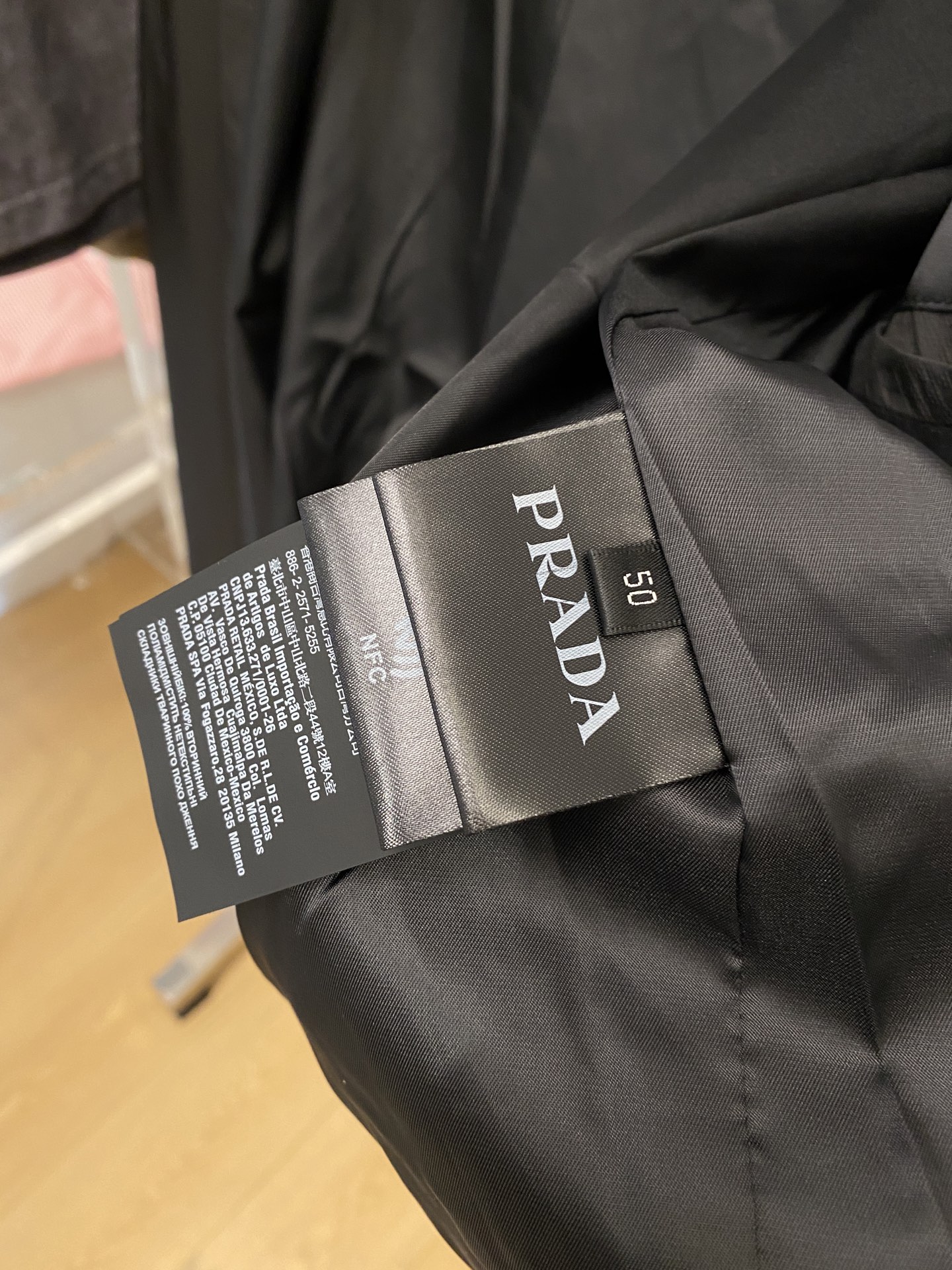 普拉达、2026新品夹克外套，时尚帅气，简约百搭款，袖口五金装饰三角标logo，定制原版面料，不仅挺括，