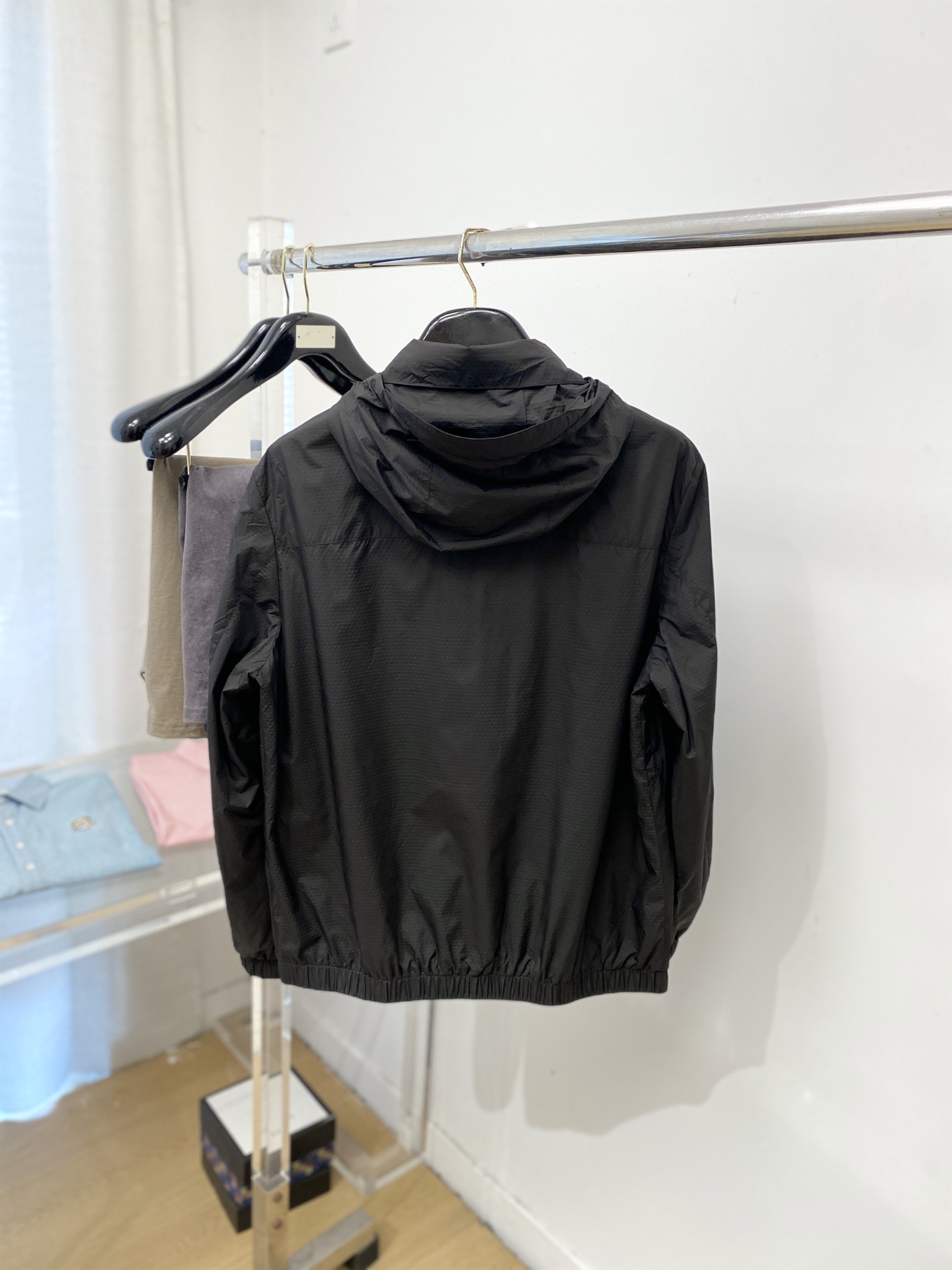 普拉达、2026新品夹克外套，时尚帅气，简约百搭款，袖口五金装饰三角标logo，定制原版面料，不仅挺括，