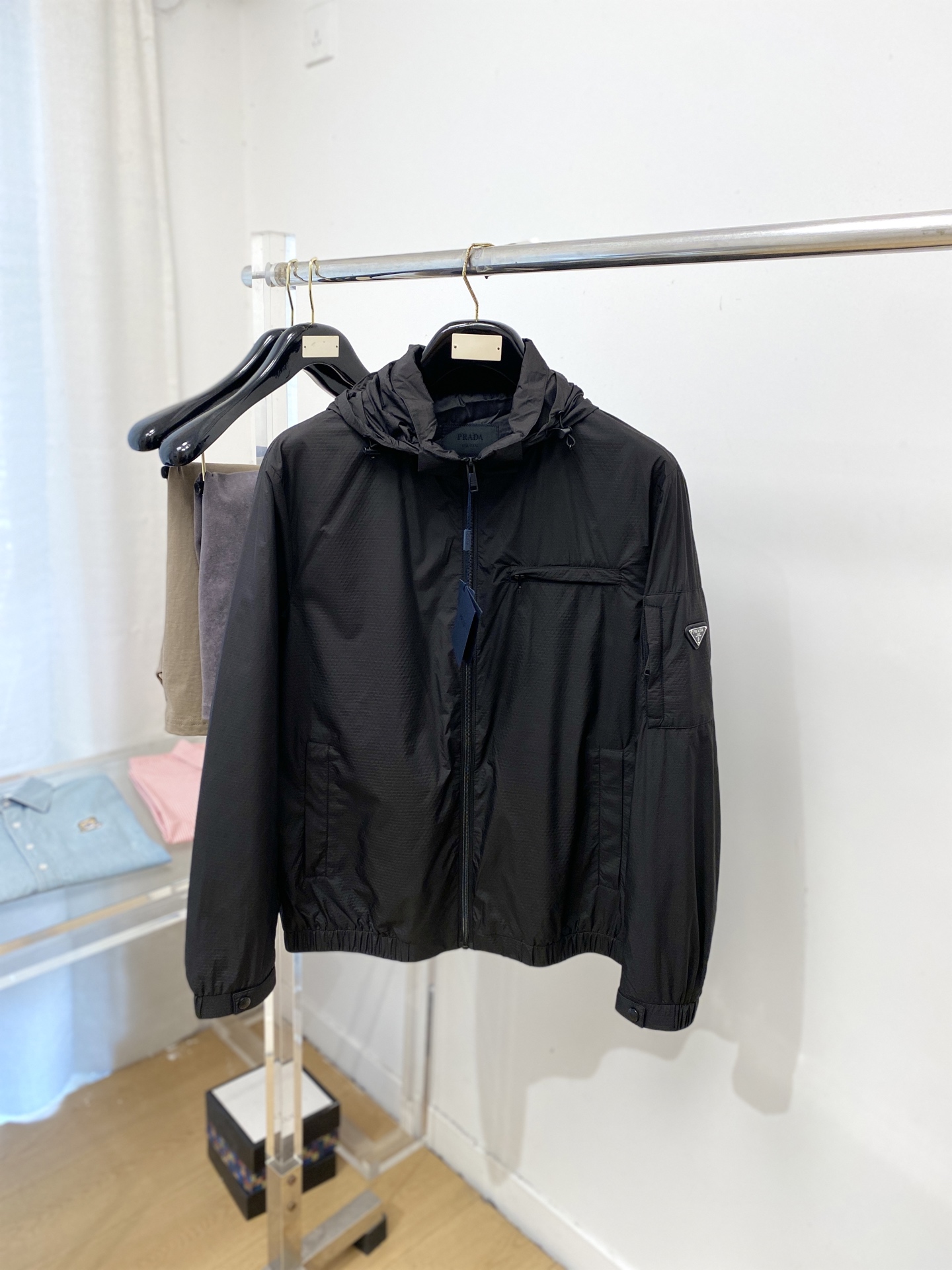 NO:756804,Prada, 2026 new jacket, fashionable and handsome, simple and versatile, cuff hardware decorated with triangle logo, customized original fabric, not only crisp and trendy silhouette, but also comfortable to wear, more delicate yarn, size M-3XL,, prada, jackets & coats, jackets & coats,19860909普拉达、2026新品夹克外套,时尚帅气,简约百搭款,袖口五金装饰三角标logo,定制原版面料,不仅挺括,保持潮流的廓形,又穿着舒适,纱织更细腻,码数M-3XL,,prada,jackets & coats,jackets & coats,,Men's clothing