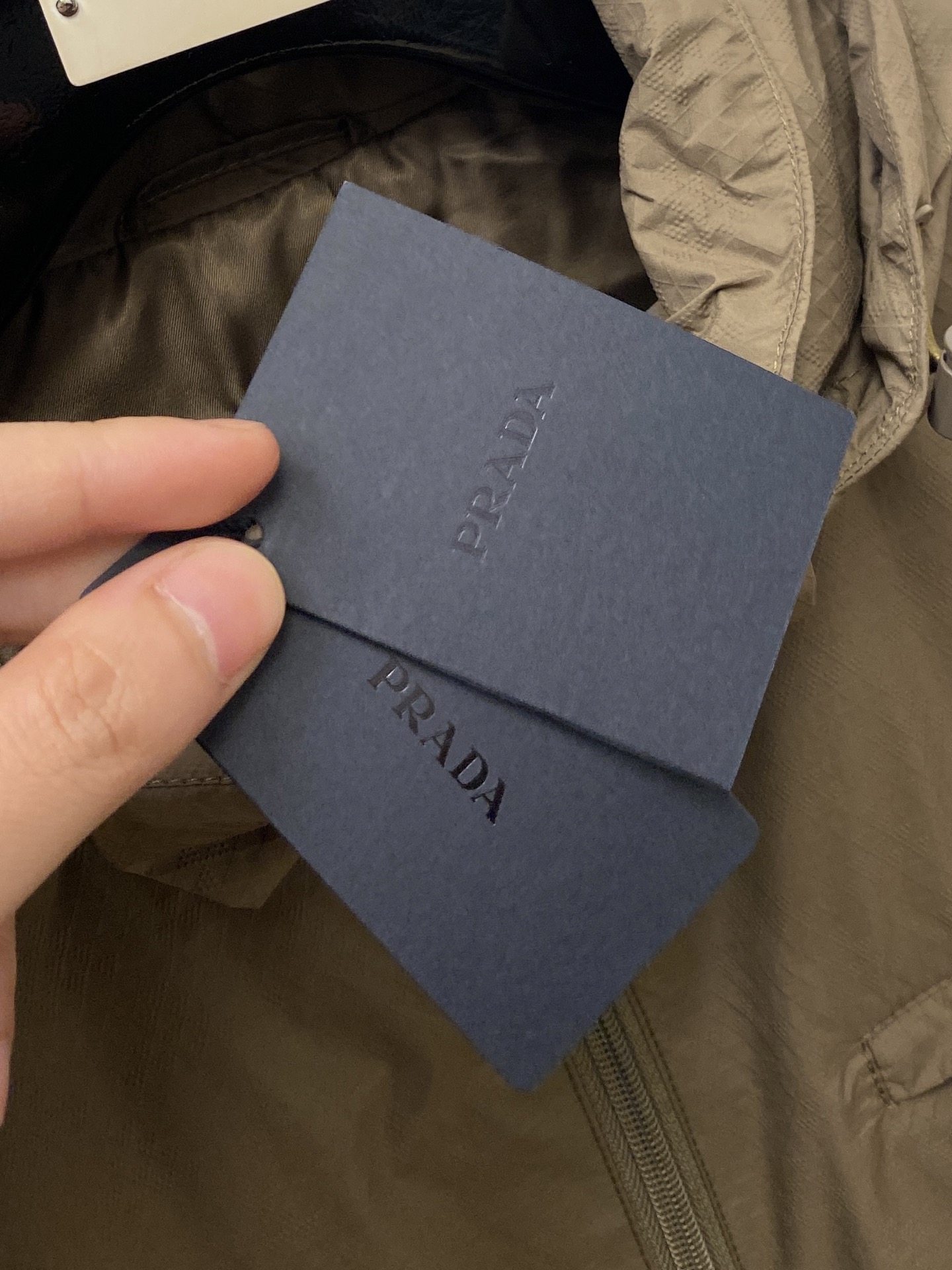 普拉达、2026新品夹克外套，时尚帅气，简约百搭款，袖口五金装饰三角标logo，定制原版面料，不仅挺括，