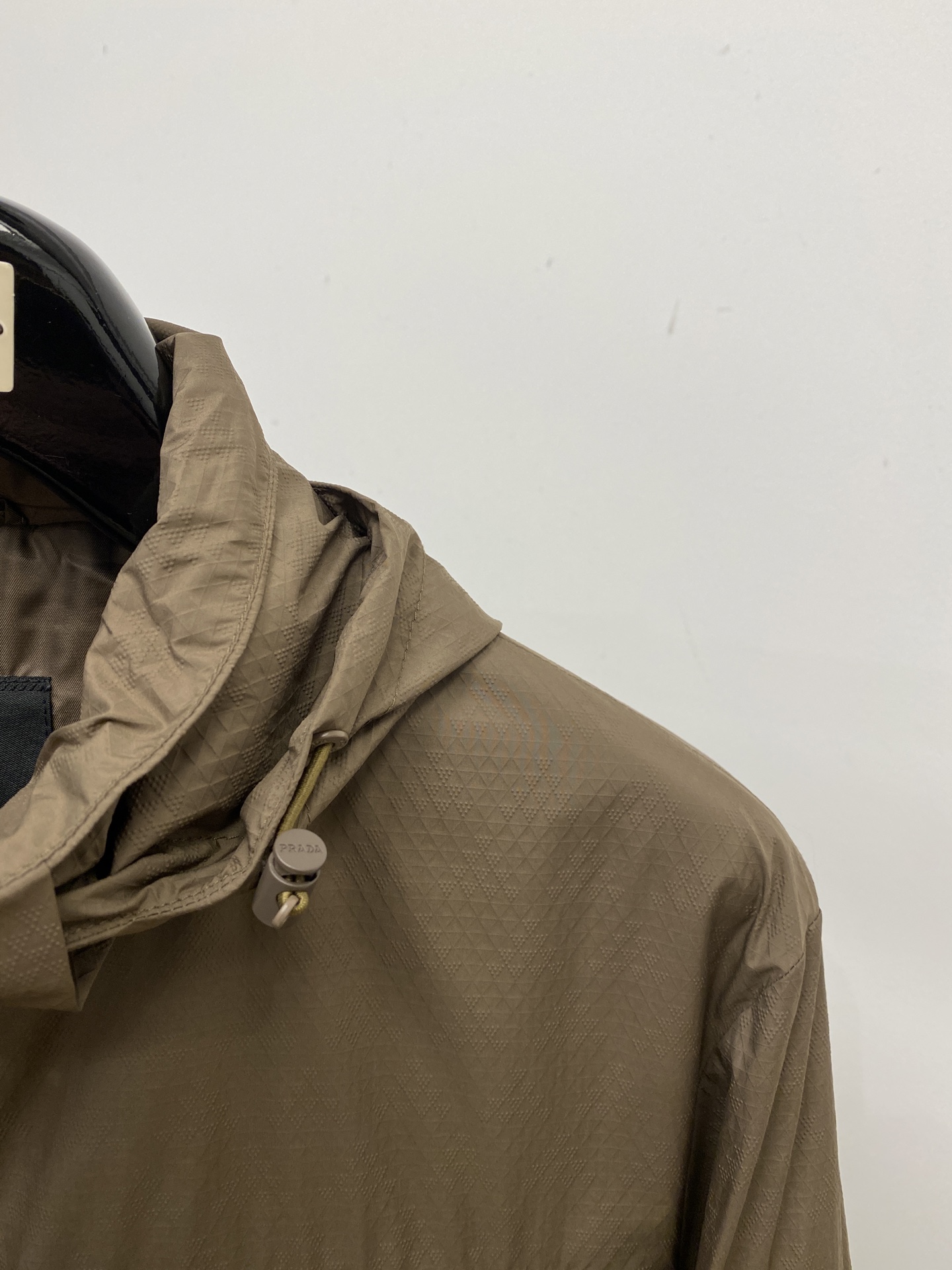 普拉达、2026新品夹克外套，时尚帅气，简约百搭款，袖口五金装饰三角标logo，定制原版面料，不仅挺括，