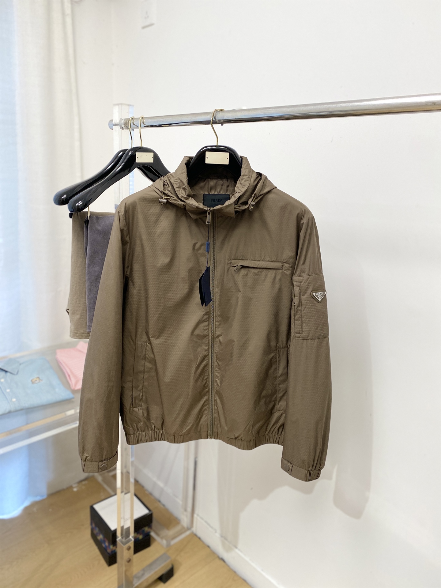 NO:759157,Prada, 2026 new jacket, fashionable and handsome, simple and versatile, cuff hardware decorated with triangle logo, customized original fabric, not only crisp and trendy silhouette, but also comfortable to wear, more delicate yarn, size M-3XL,, prada, jackets & coats, jackets & coats,19860909普拉达、2026新品夹克外套,时尚帅气,简约百搭款,袖口五金装饰三角标logo,定制原版面料,不仅挺括,保持潮流的廓形,又穿着舒适,纱织更细腻,码数M-3XL,,prada,jackets & coats,jackets & coats,,Men's clothing