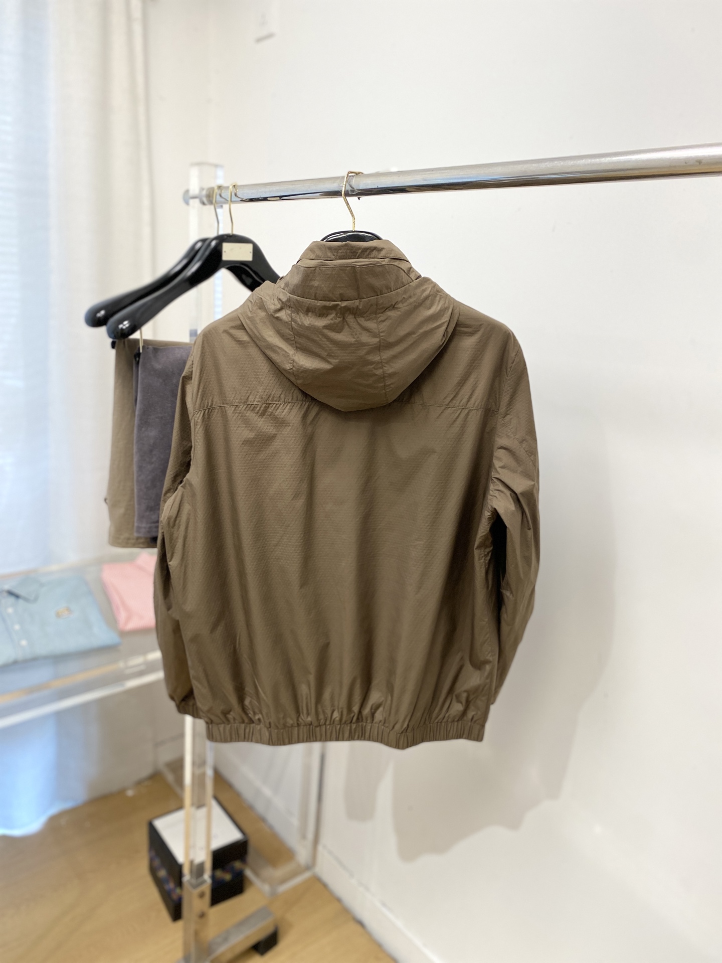 普拉达、2026新品夹克外套，时尚帅气，简约百搭款，袖口五金装饰三角标logo，定制原版面料，不仅挺括，