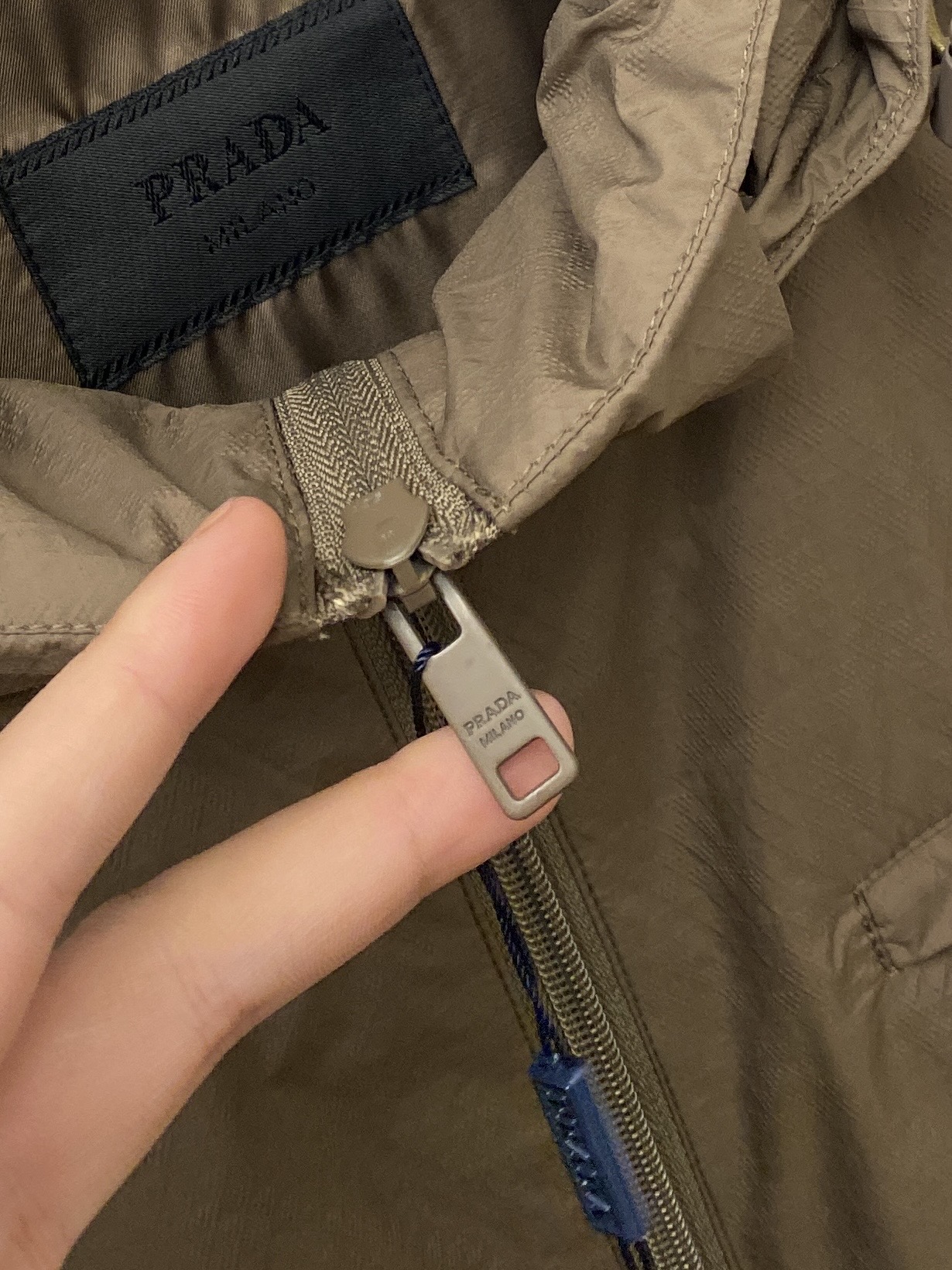 普拉达、2026新品夹克外套，时尚帅气，简约百搭款，袖口五金装饰三角标logo，定制原版面料，不仅挺括，