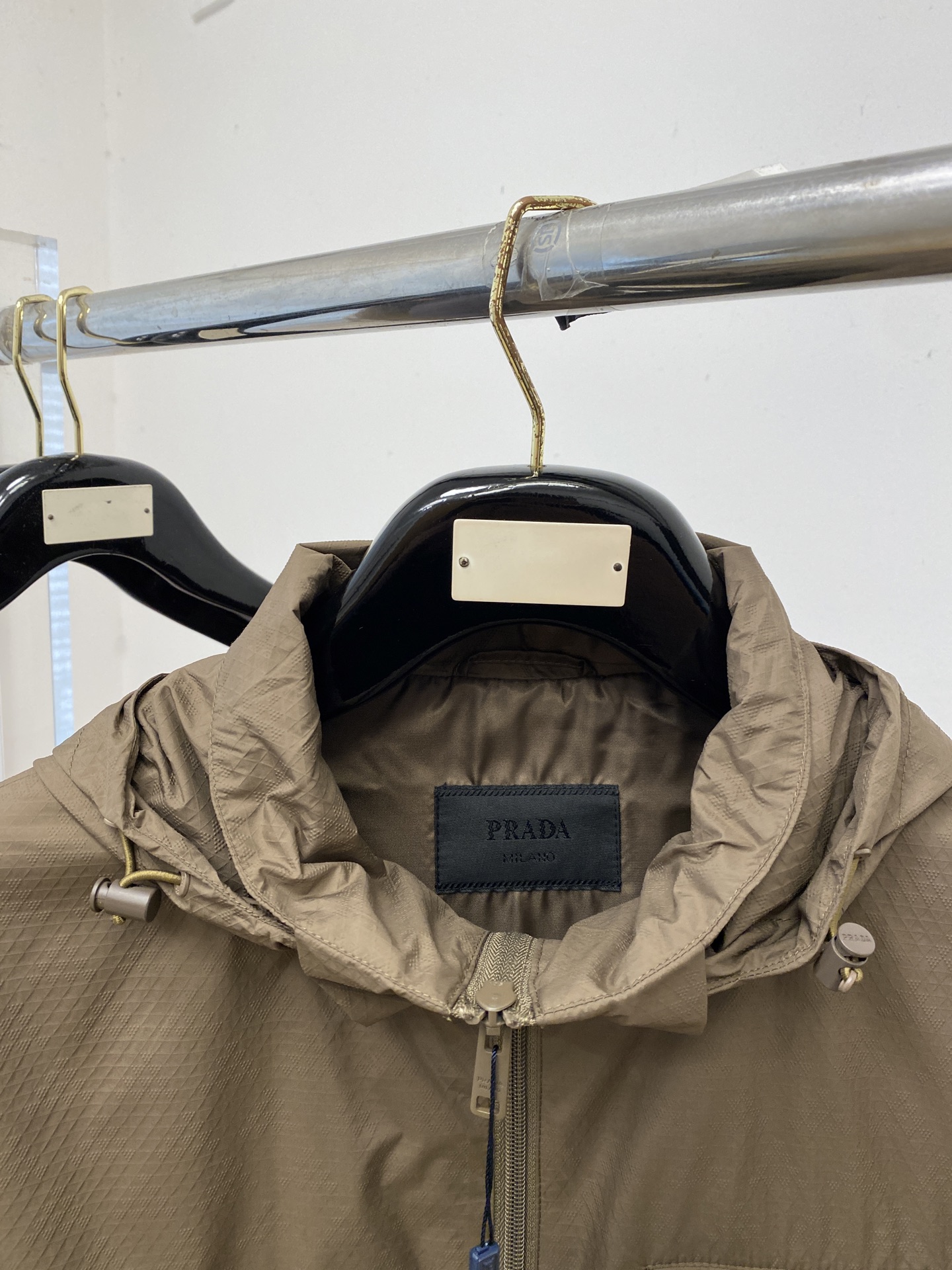 普拉达、2026新品夹克外套，时尚帅气，简约百搭款，袖口五金装饰三角标logo，定制原版面料，不仅挺括，