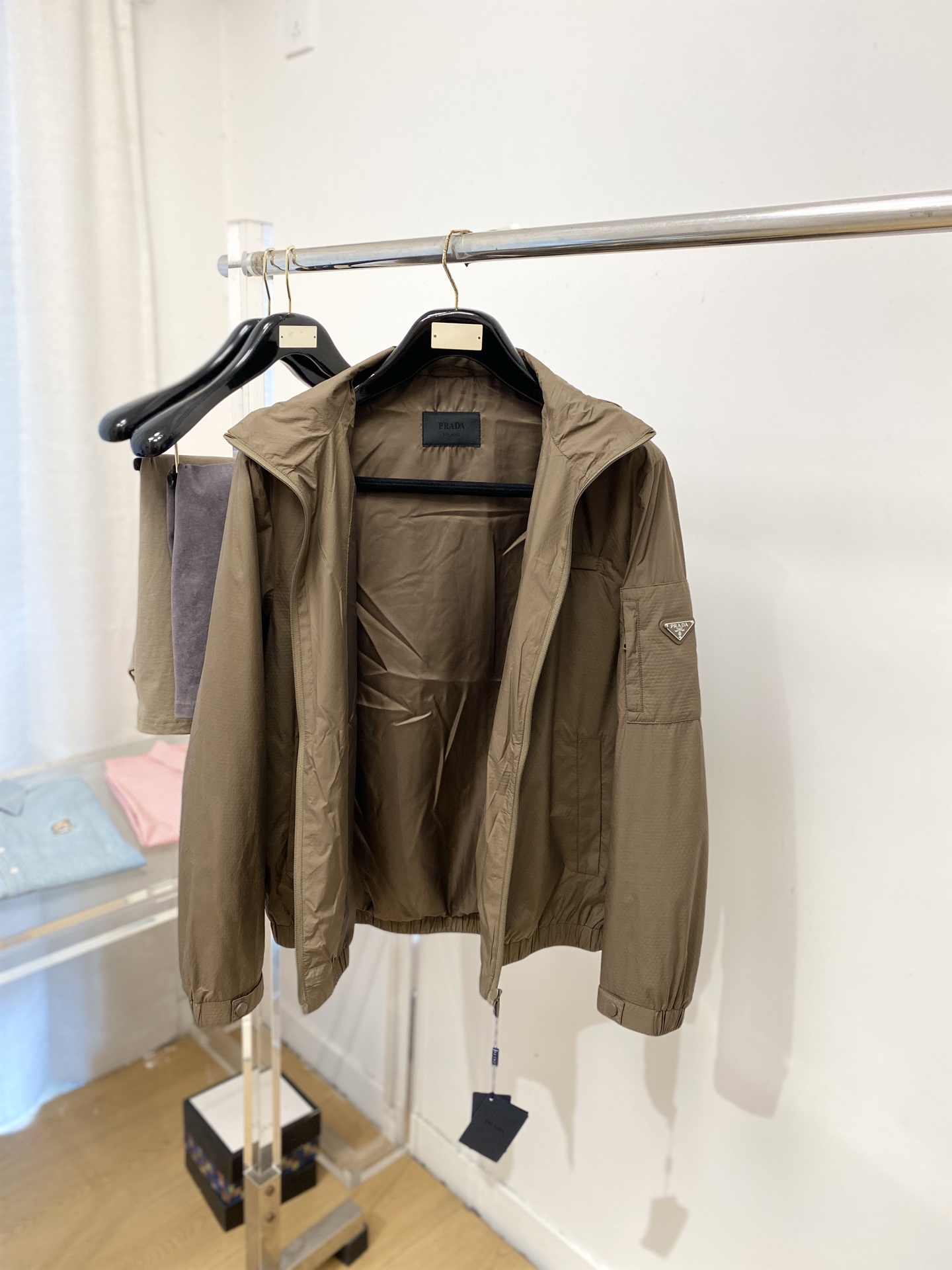 普拉达、2026新品夹克外套，时尚帅气，简约百搭款，袖口五金装饰三角标logo，定制原版面料，不仅挺括，