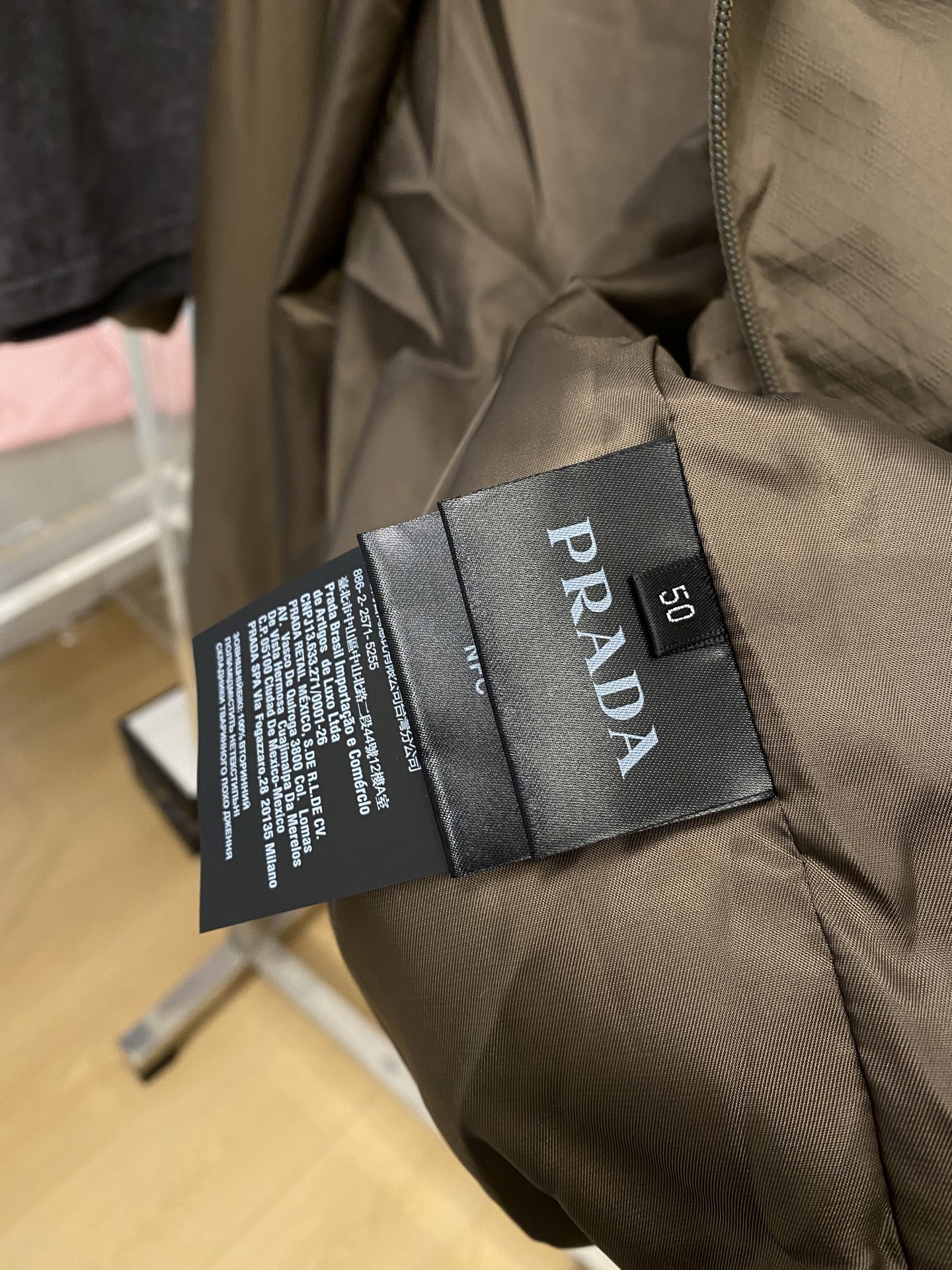 普拉达、2026新品夹克外套，时尚帅气，简约百搭款，袖口五金装饰三角标logo，定制原版面料，不仅挺括，